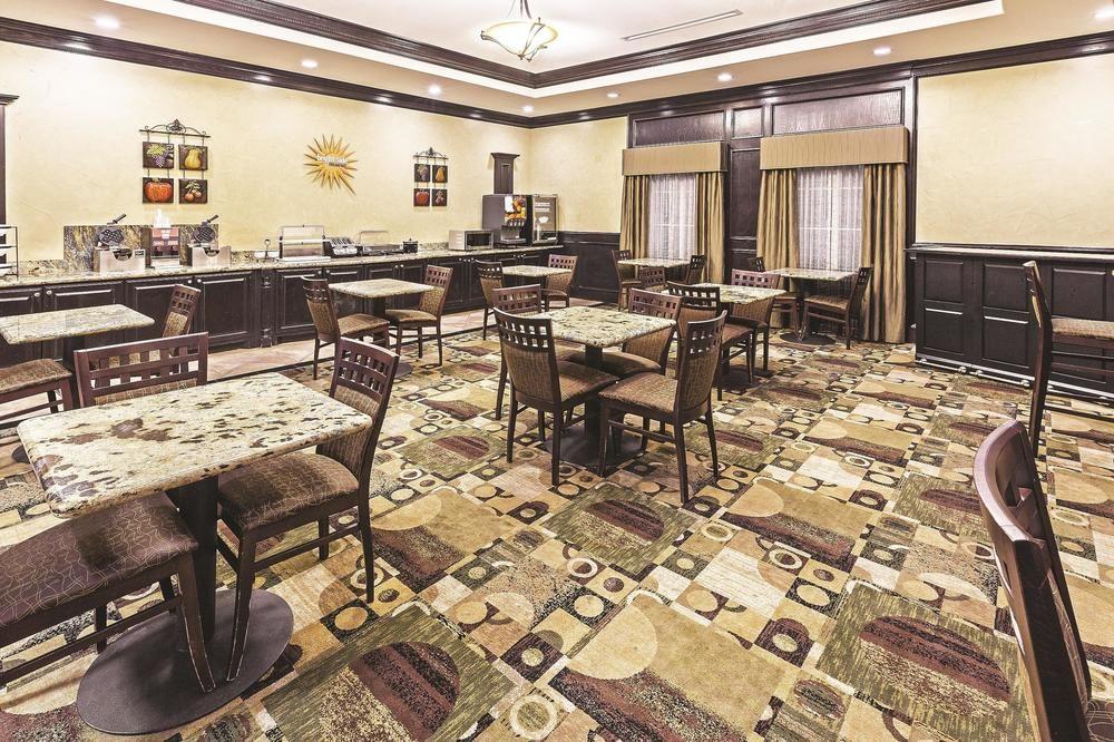 La Quinta Inn & Suites by Wyndham DFW Airport West - Bedford