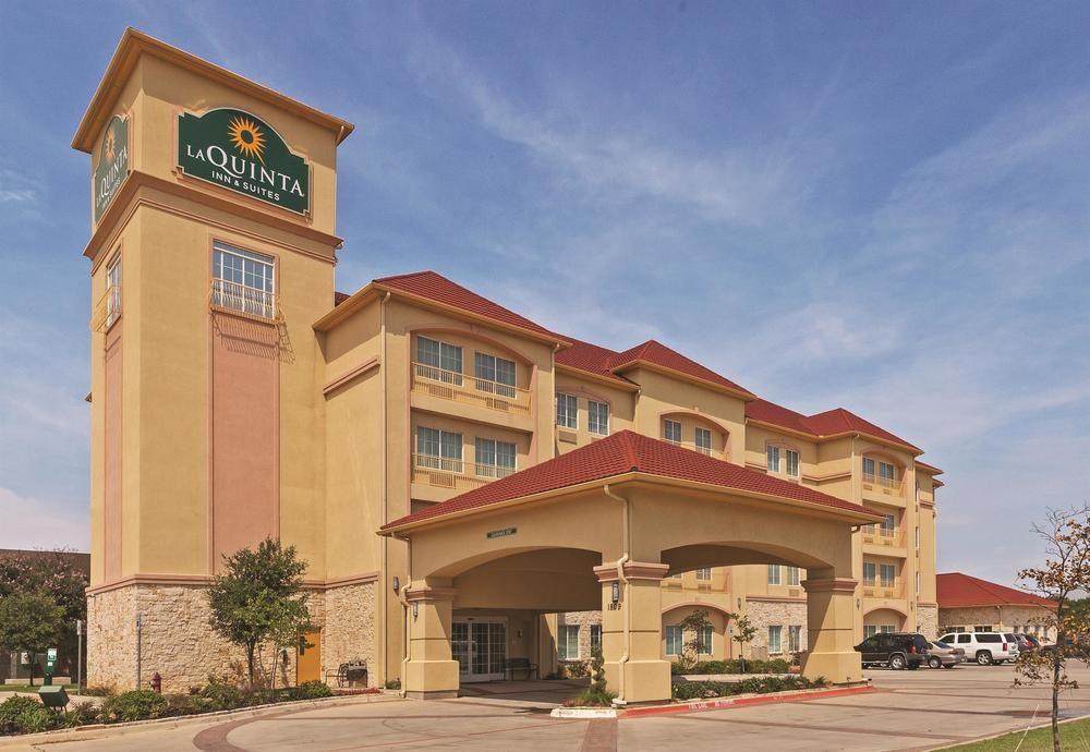 La Quinta Inn & Suites by Wyndham DFW Airport West - Bedford