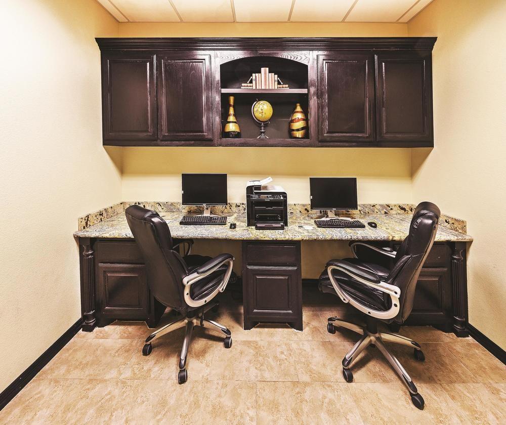 La Quinta Inn & Suites by Wyndham DFW Airport West - Bedford