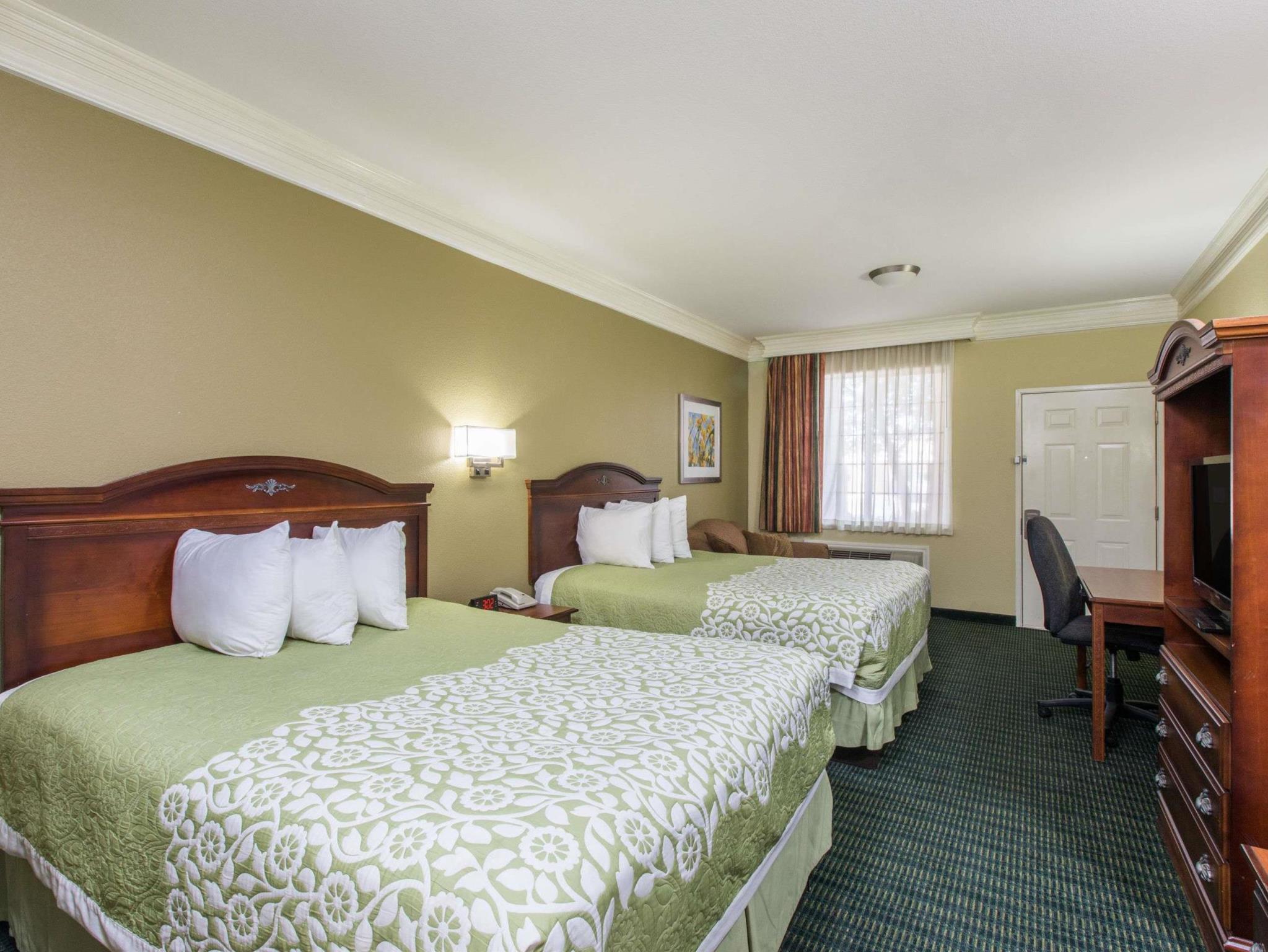 Days Inn & Suites by Wyndham Big Spring