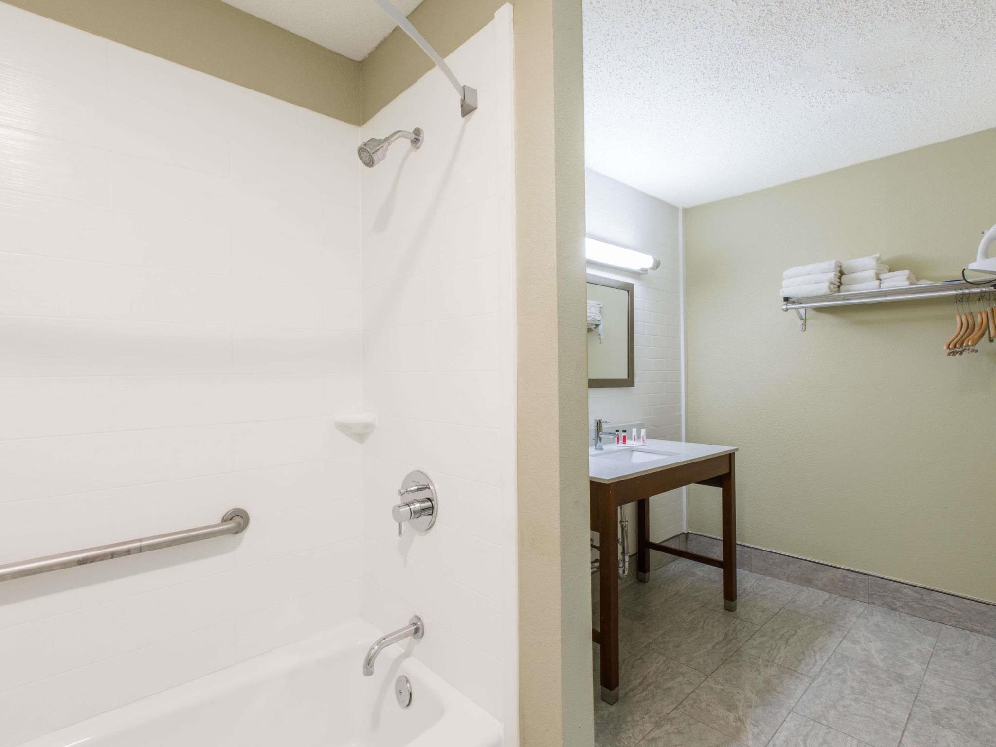 Days Inn & Suites by Wyndham Big Spring