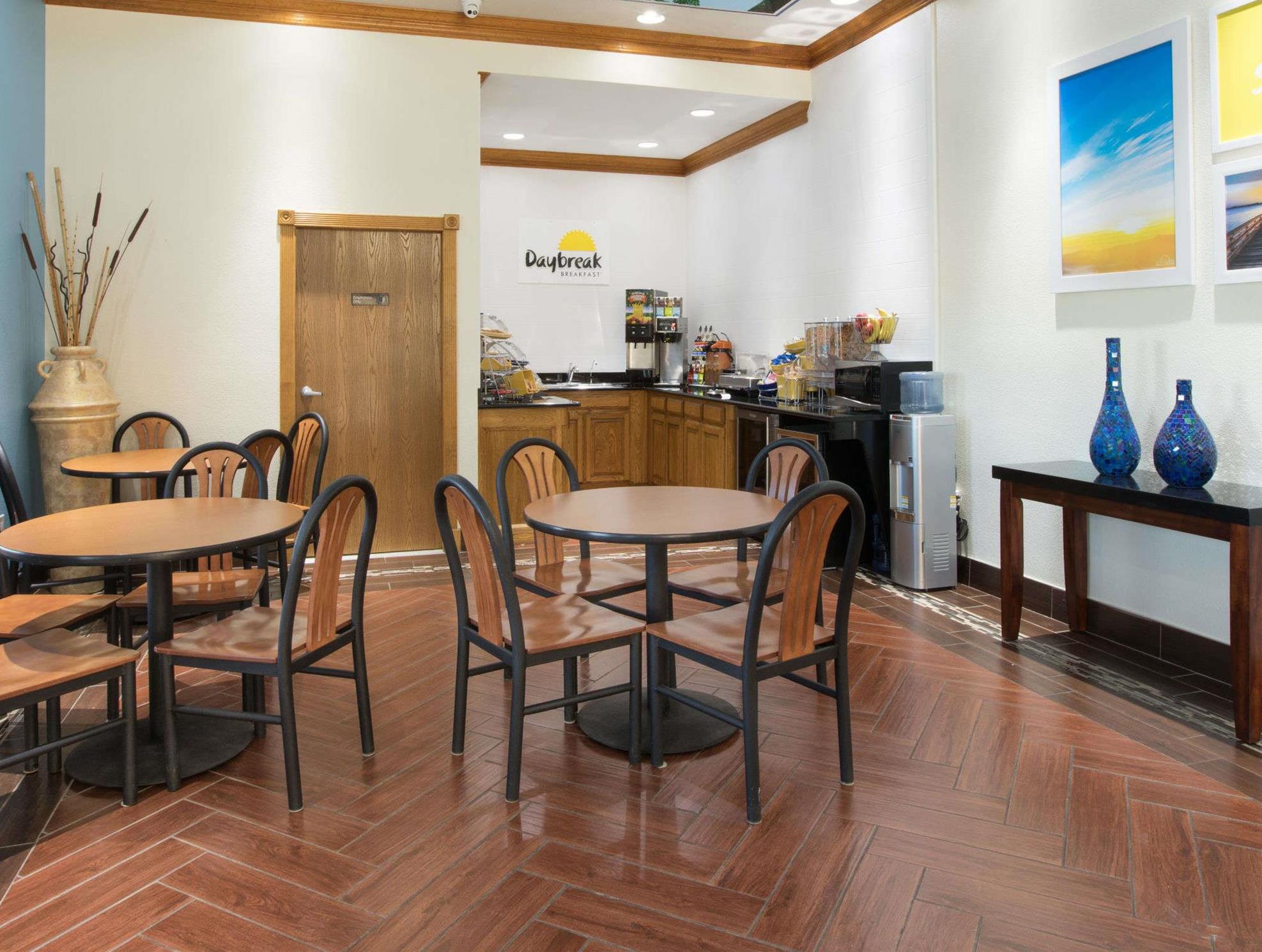 Days Inn & Suites by Wyndham Big Spring