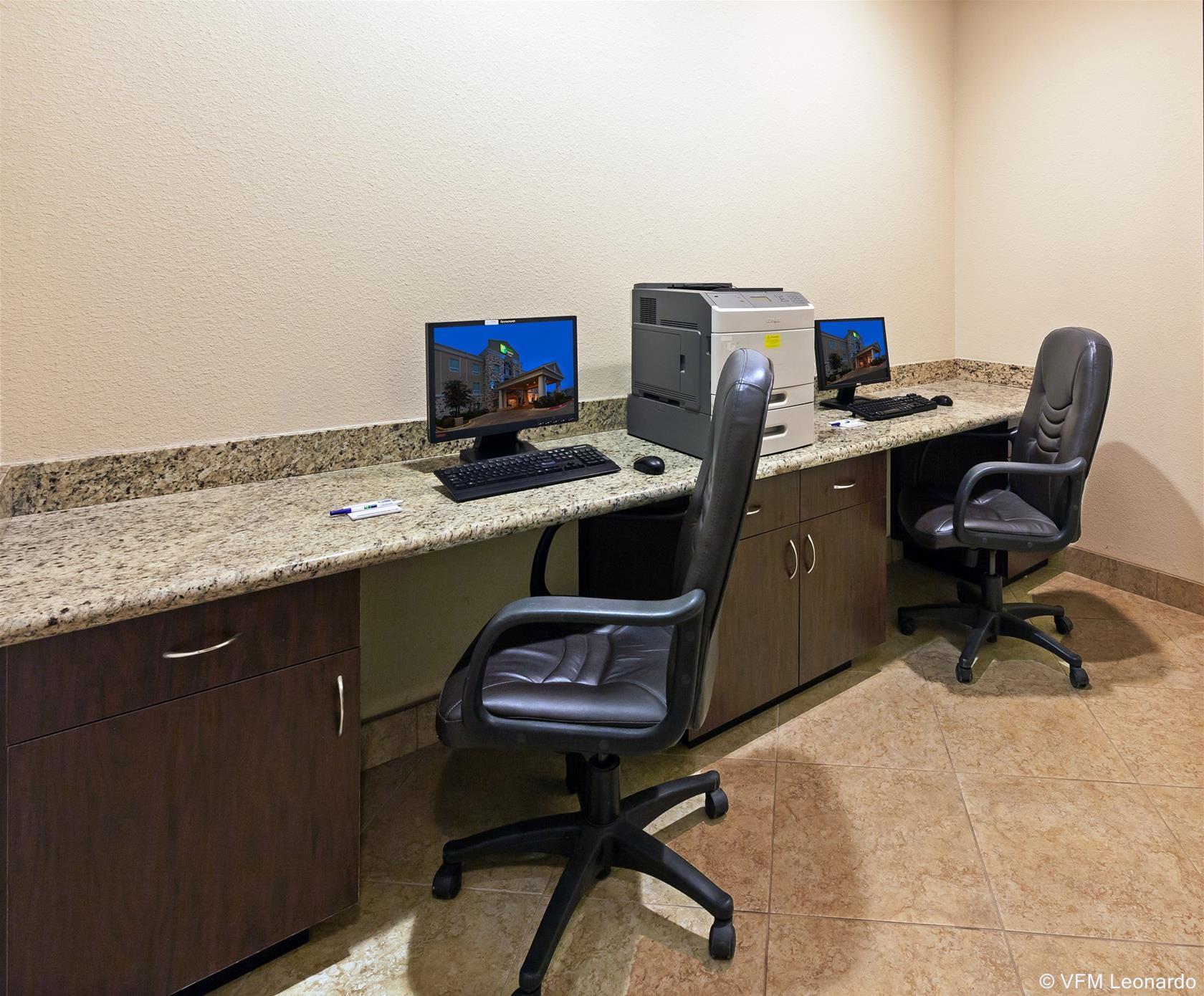 Holiday Inn Express Hotel & Suites Brady
