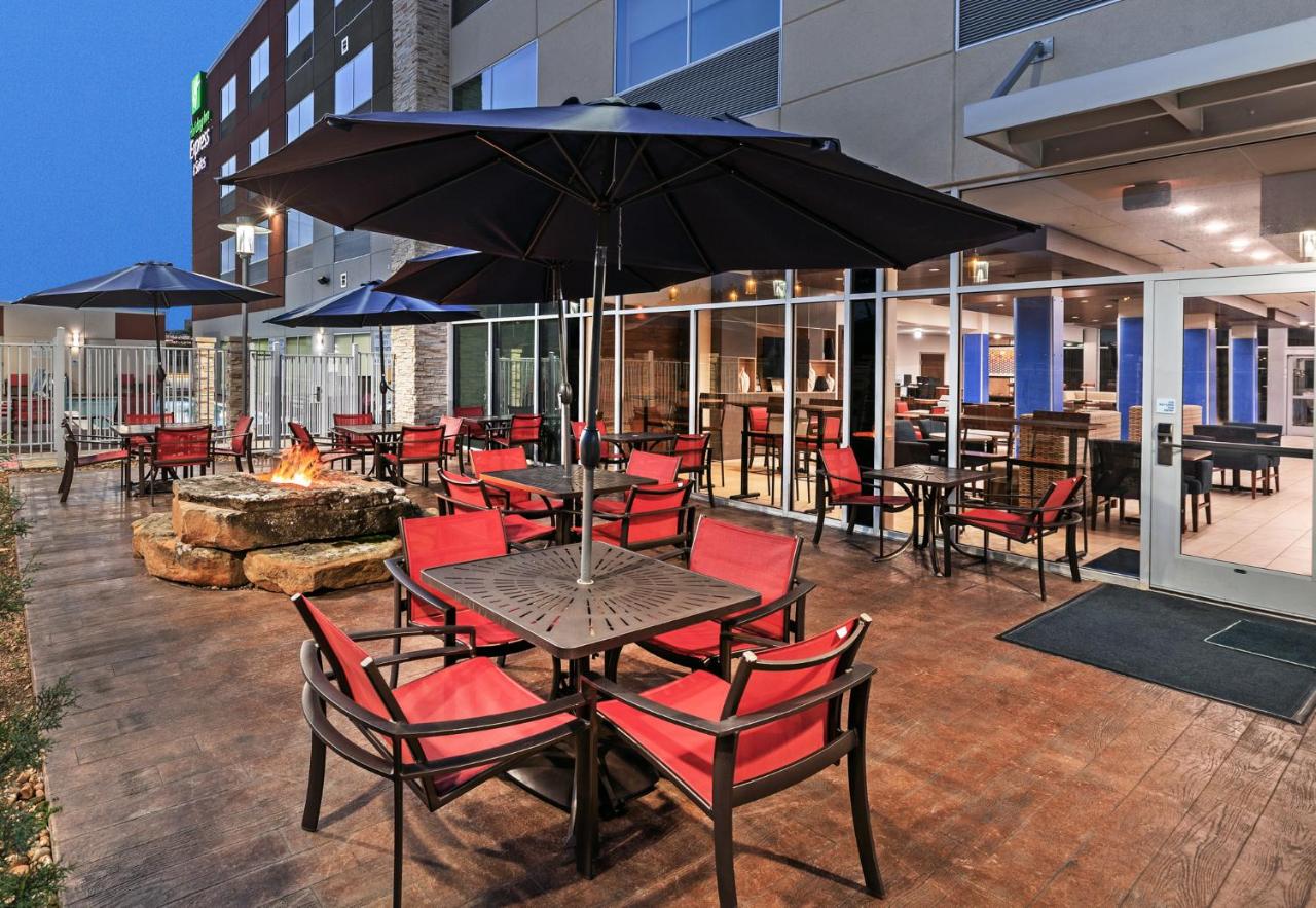 Holiday Inn Express & Suites Brenham South