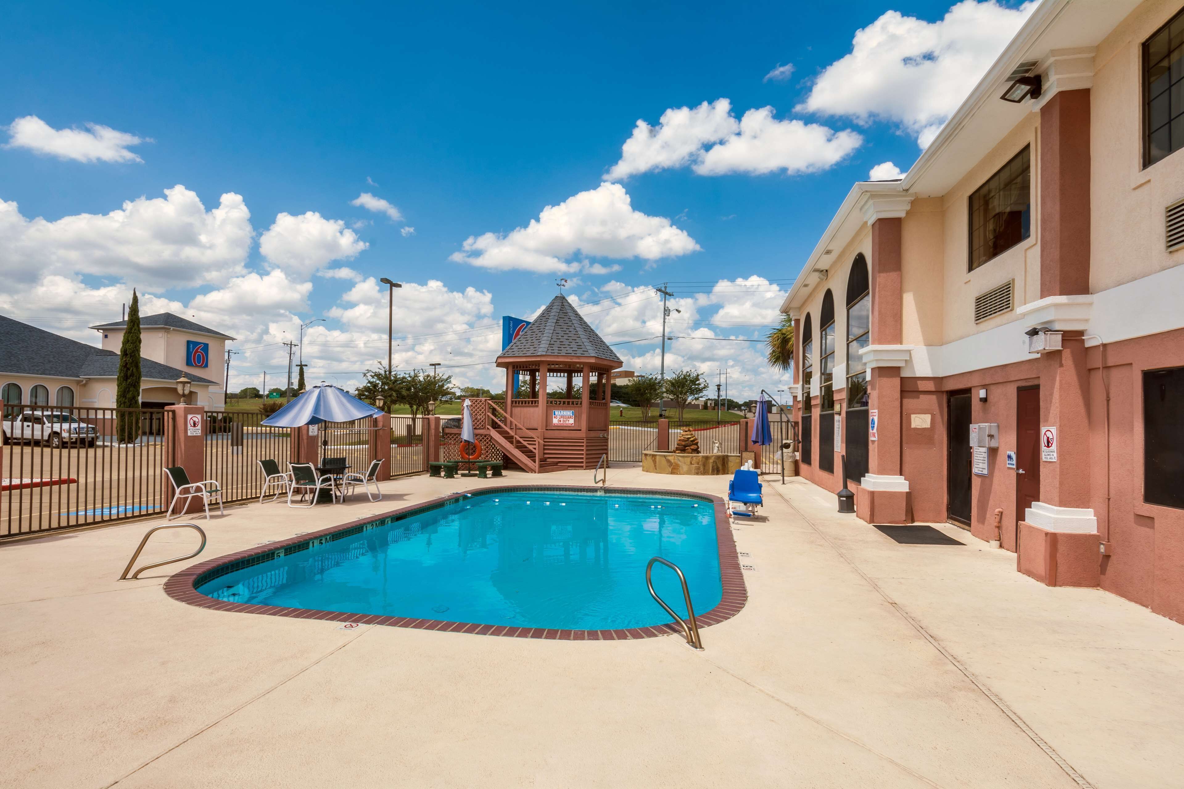 Studio 6 Suites Brenham Tx
