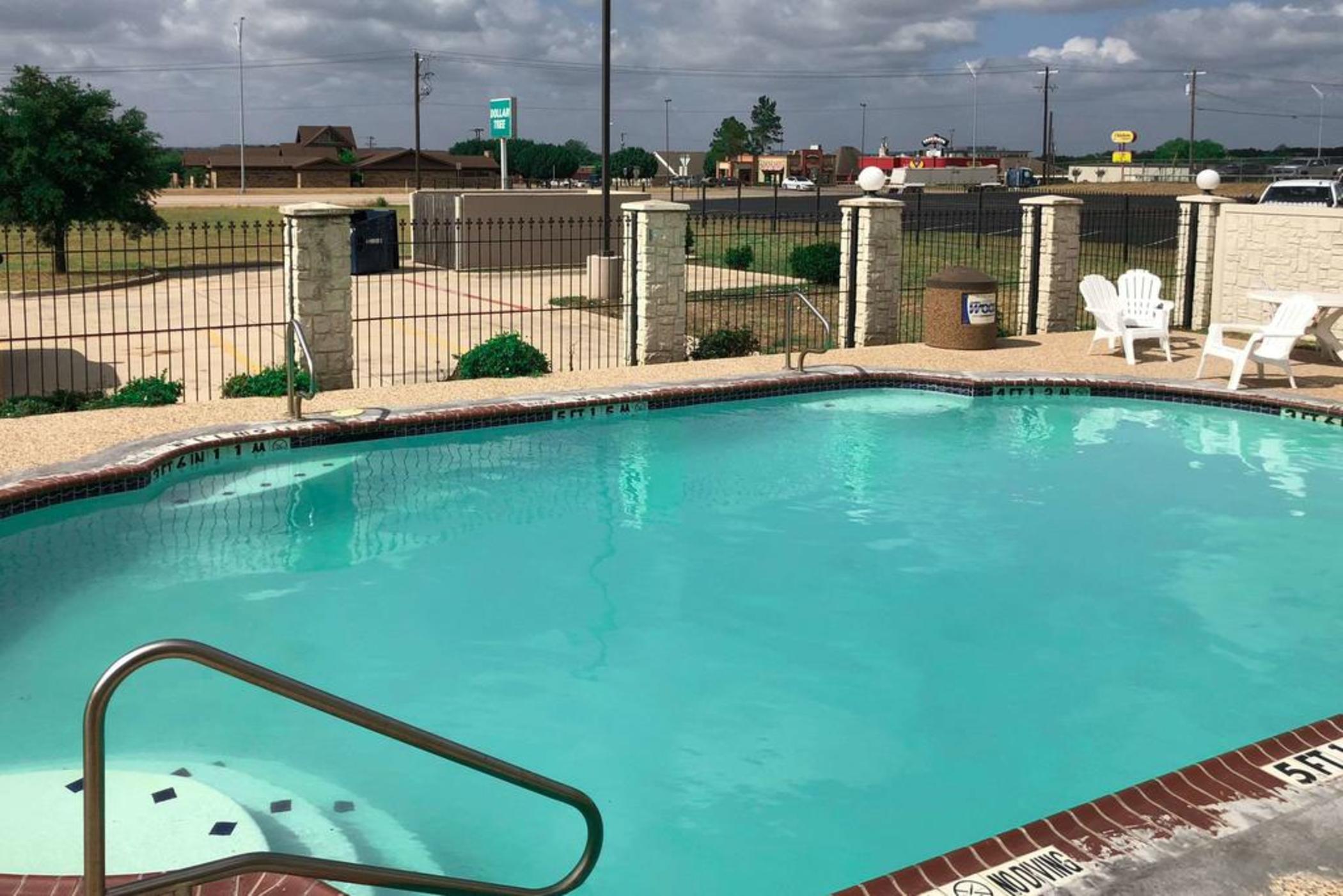 Econo Lodge Inn & Suites