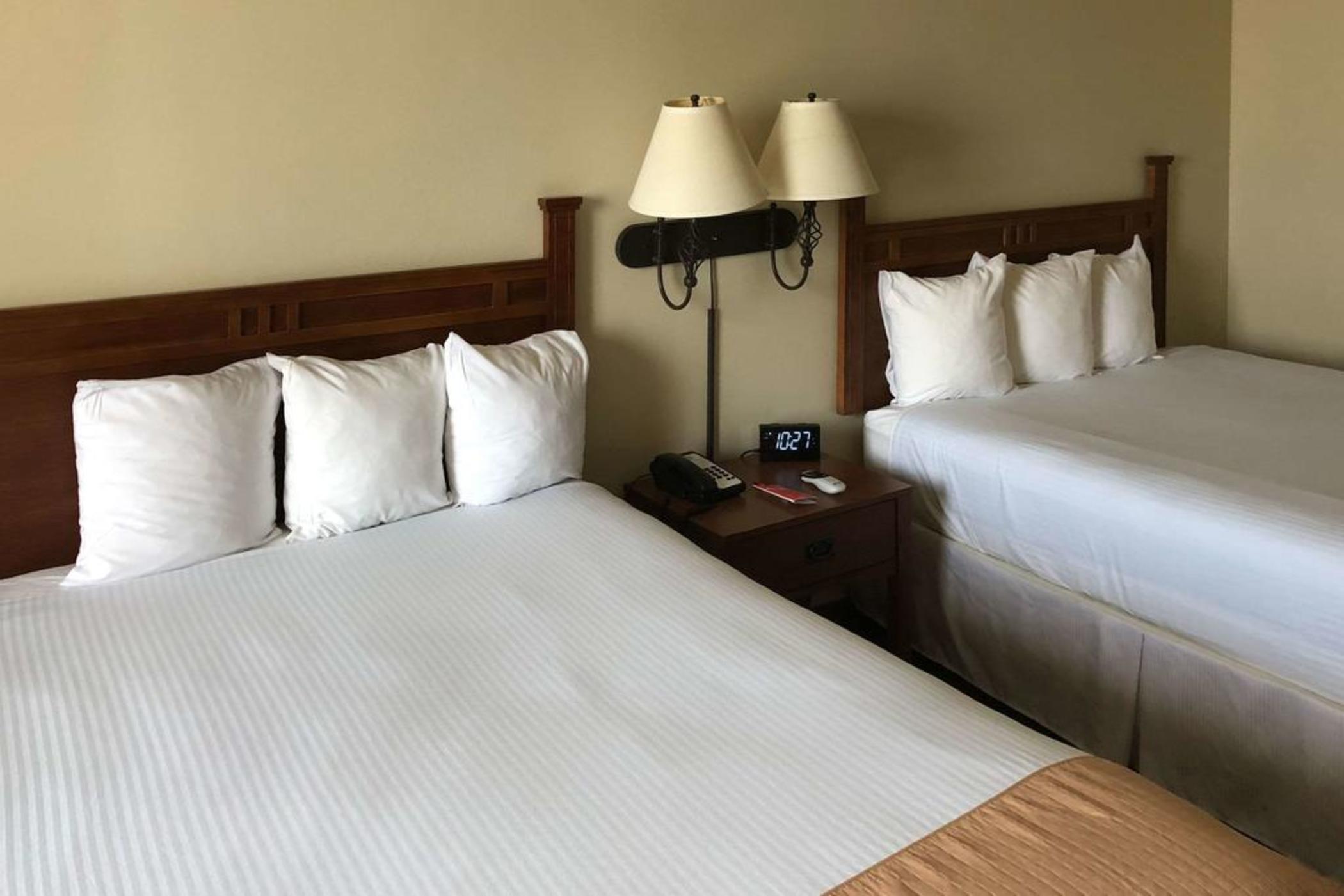 Econo Lodge Inn & Suites