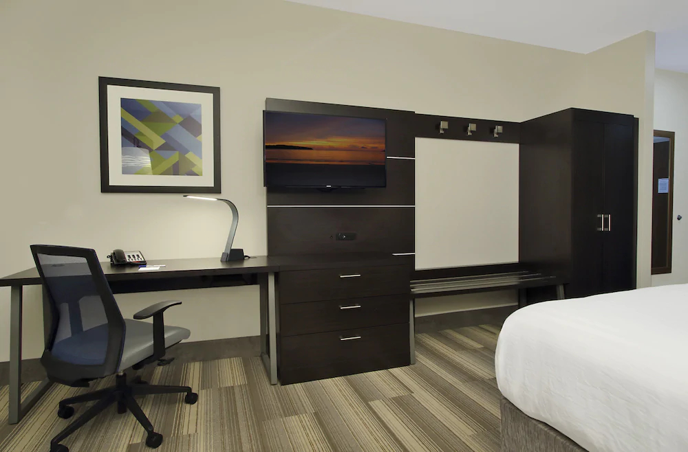 Holiday Inn Express & Suites Brookshire - Katy Freeway