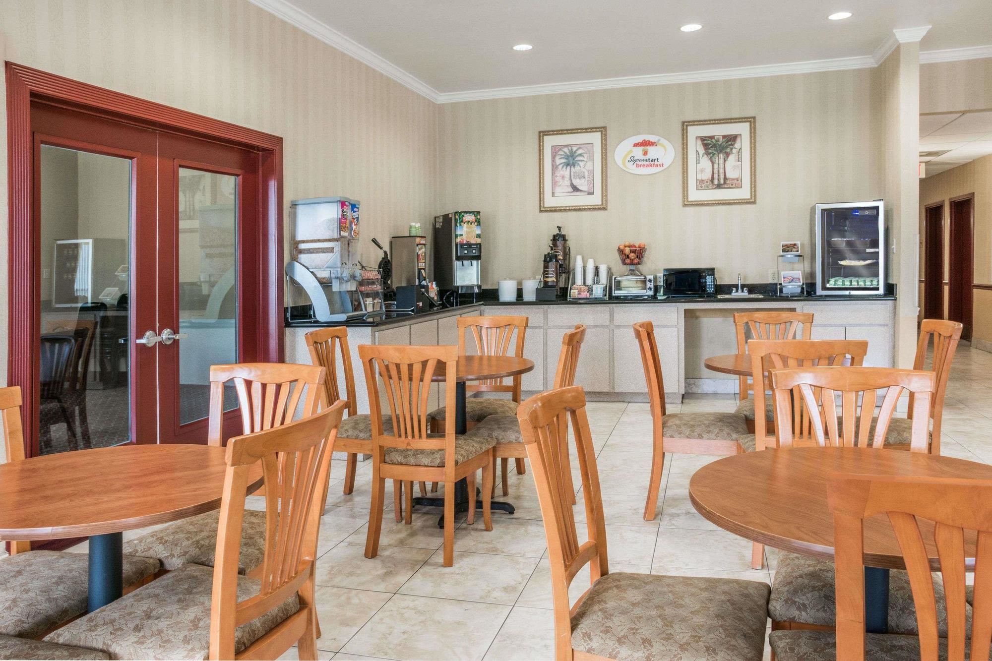Super 8 by Wyndham Brookshire TX