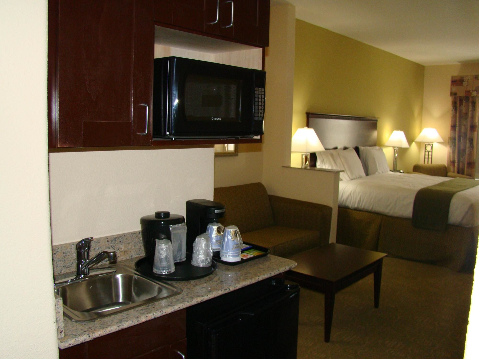 Holiday Inn Express Hotel & Suites Brownfield