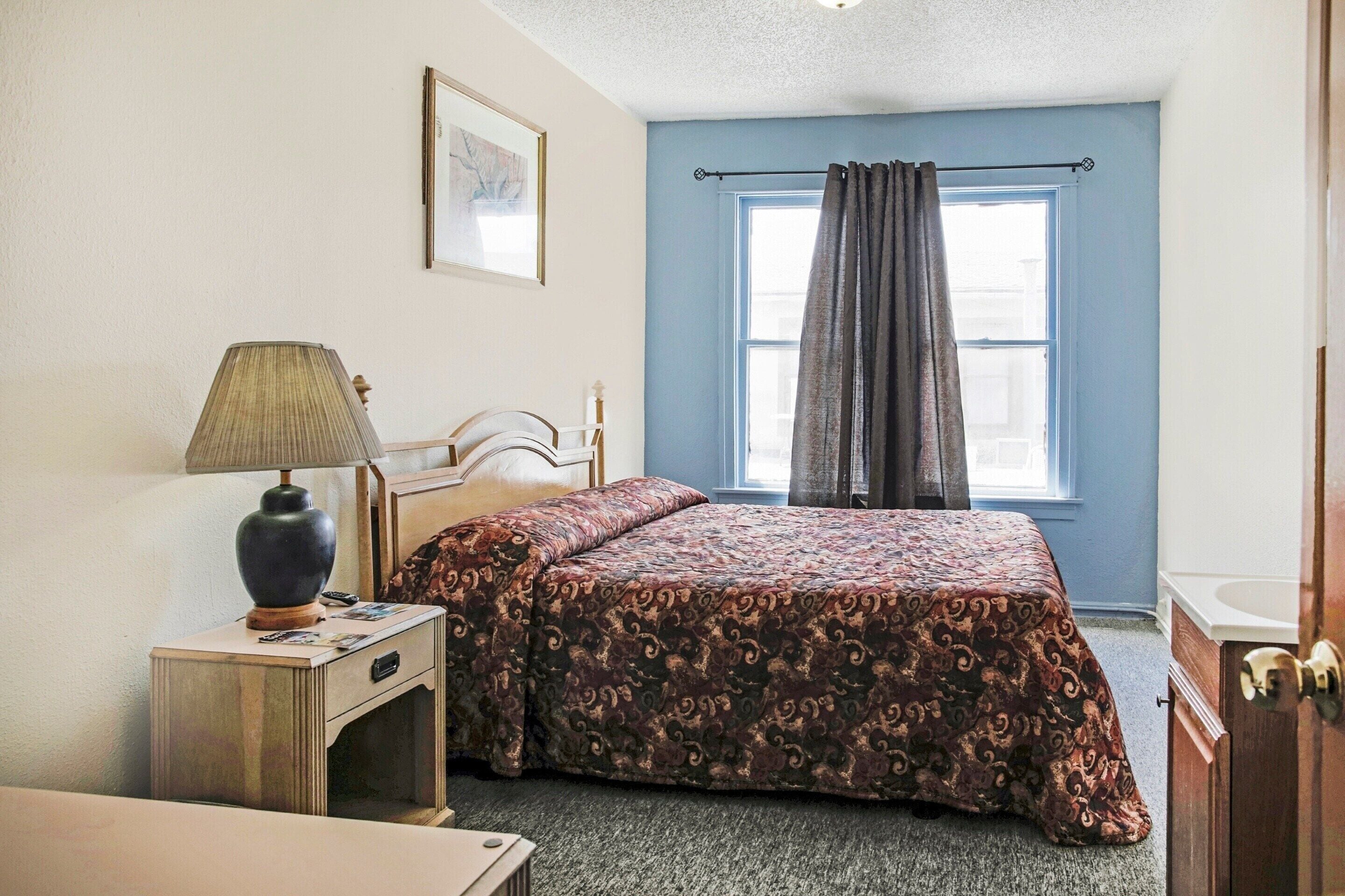 OYO Cameron Historic Hotel Brownsville I-69E