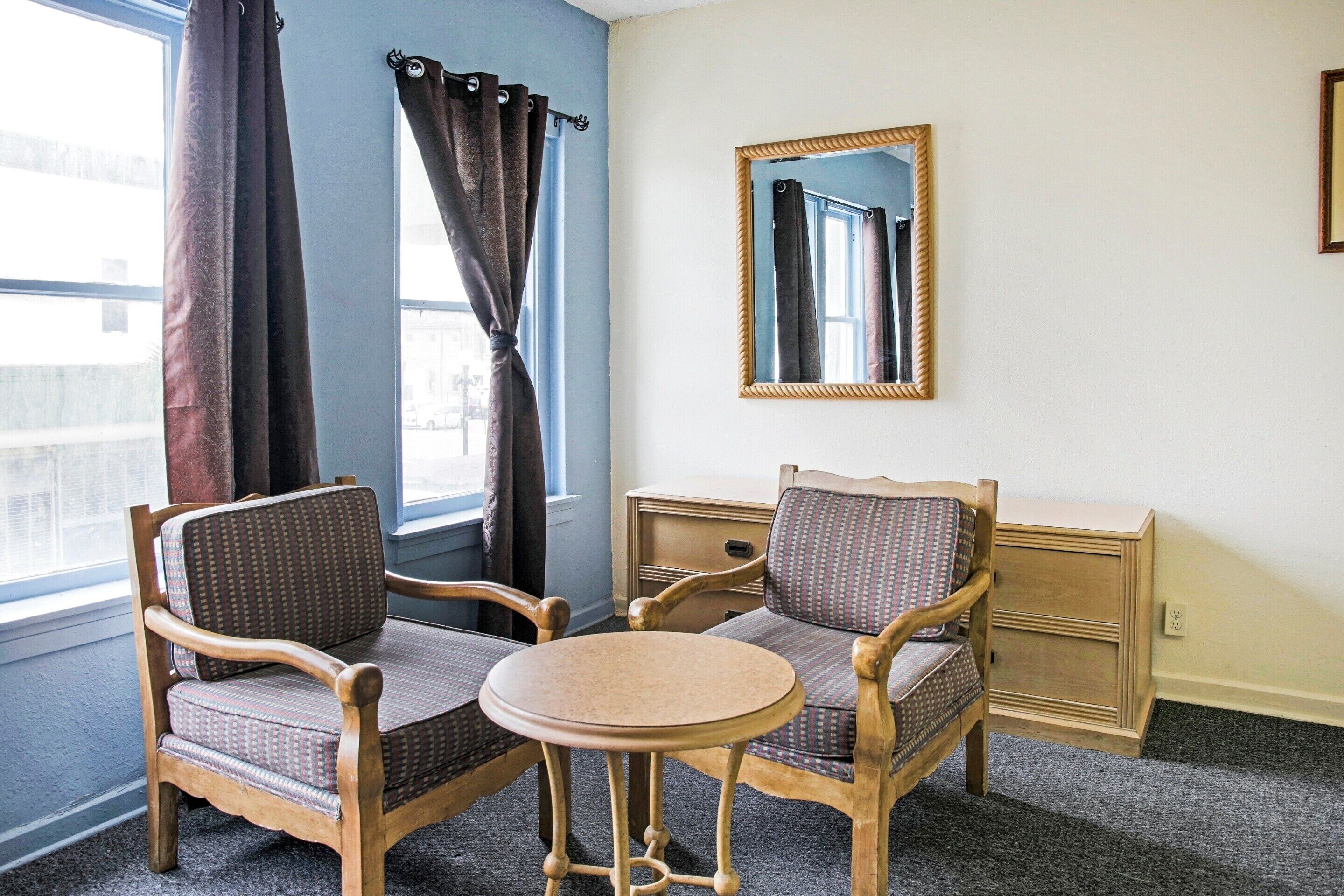 OYO Cameron Historic Hotel Brownsville I-69E