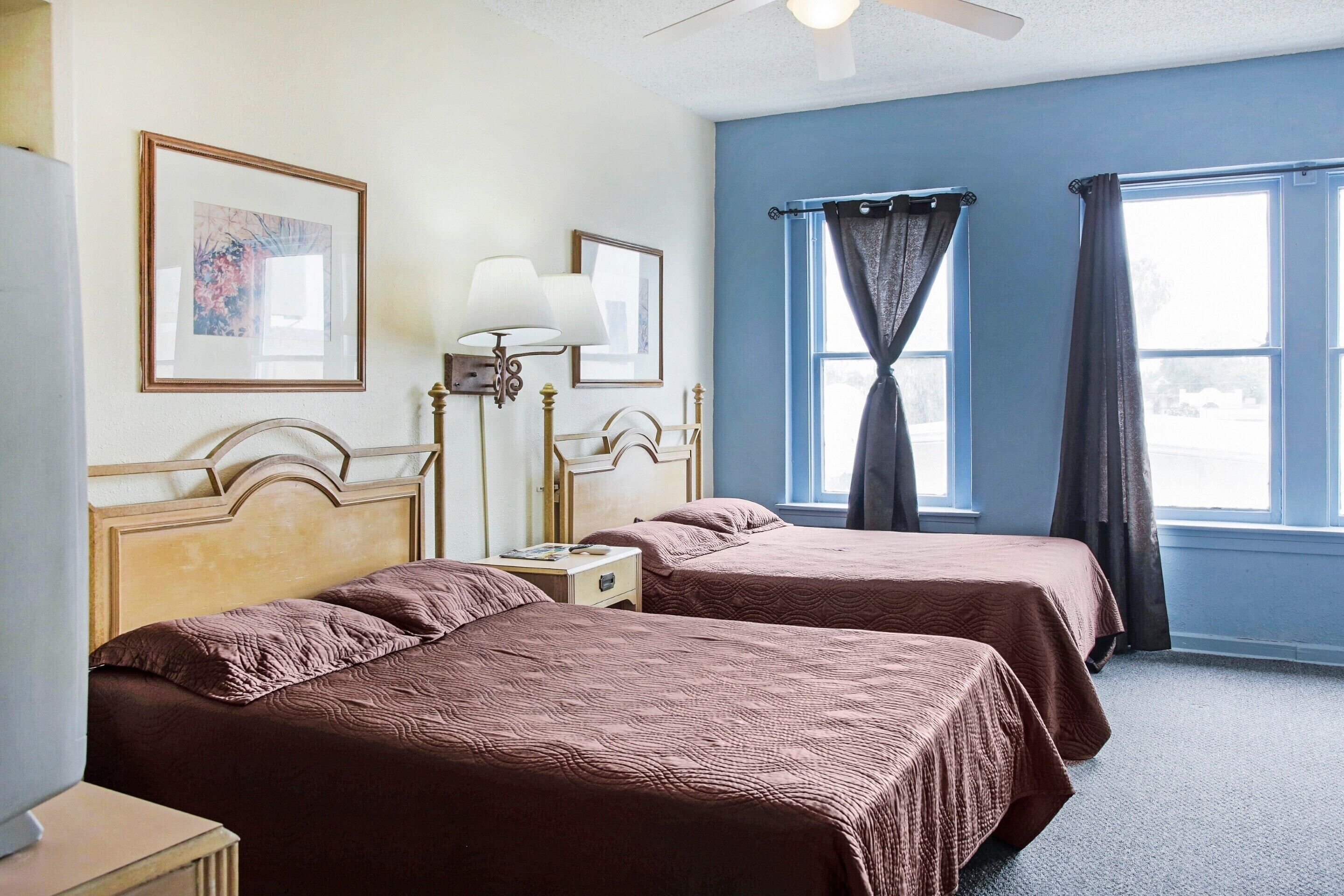 OYO Cameron Historic Hotel Brownsville I-69E