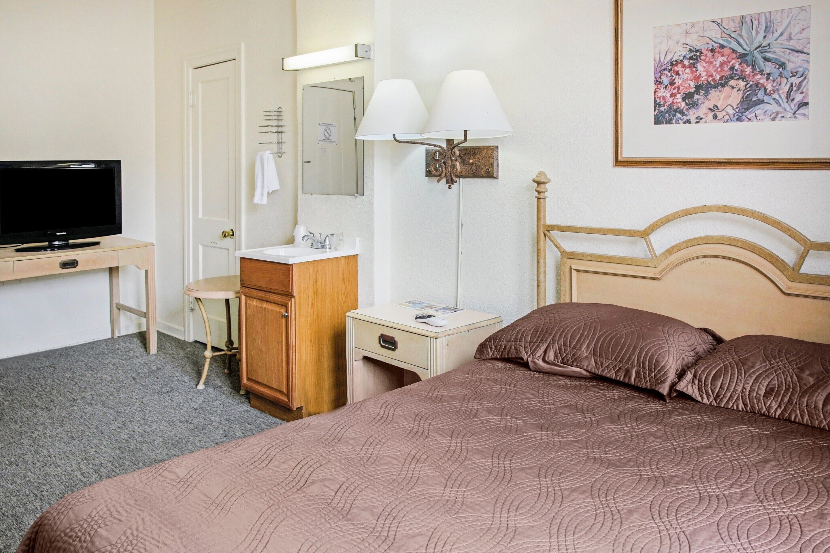 OYO Cameron Historic Hotel Brownsville I-69E