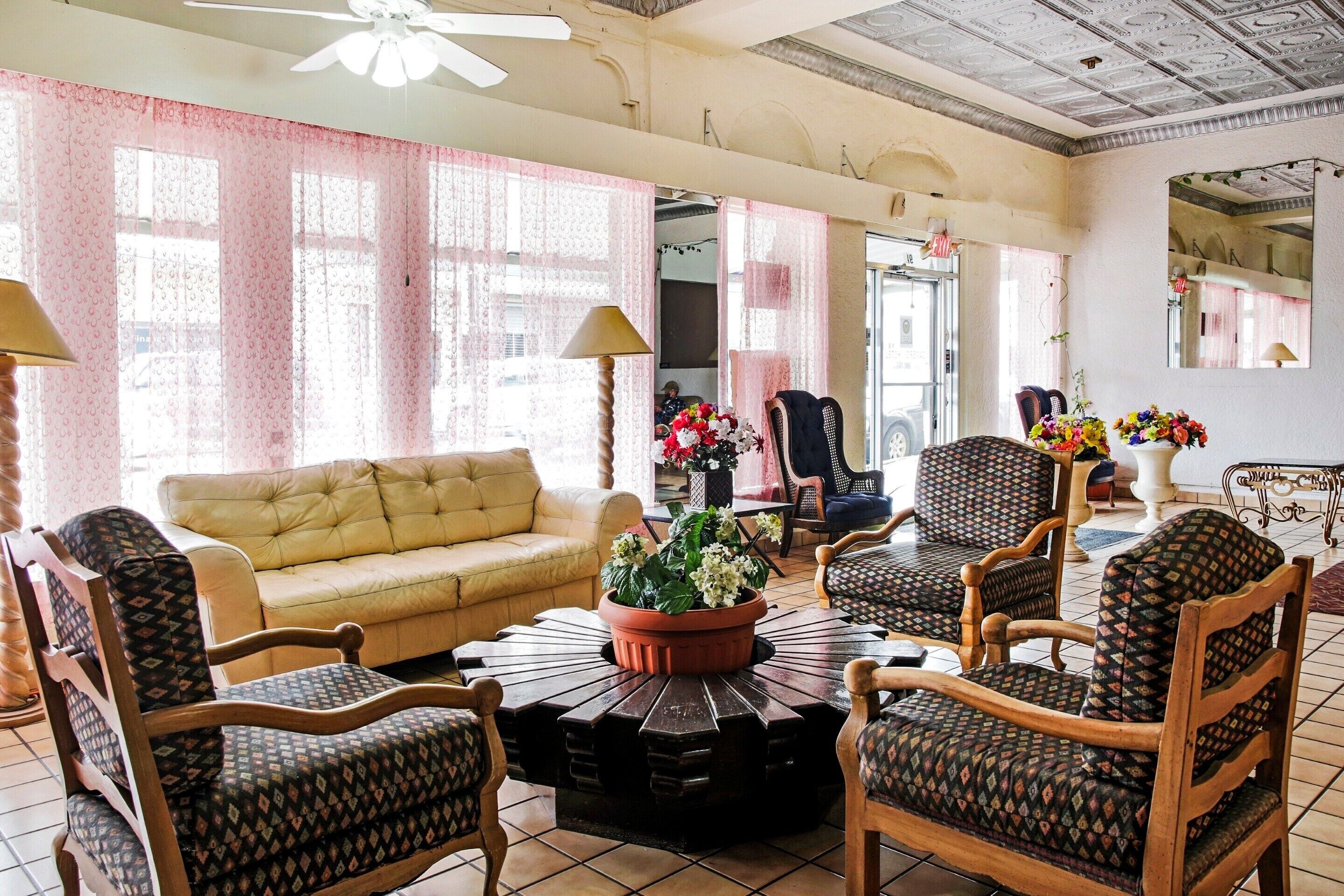 OYO Cameron Historic Hotel Brownsville I-69E