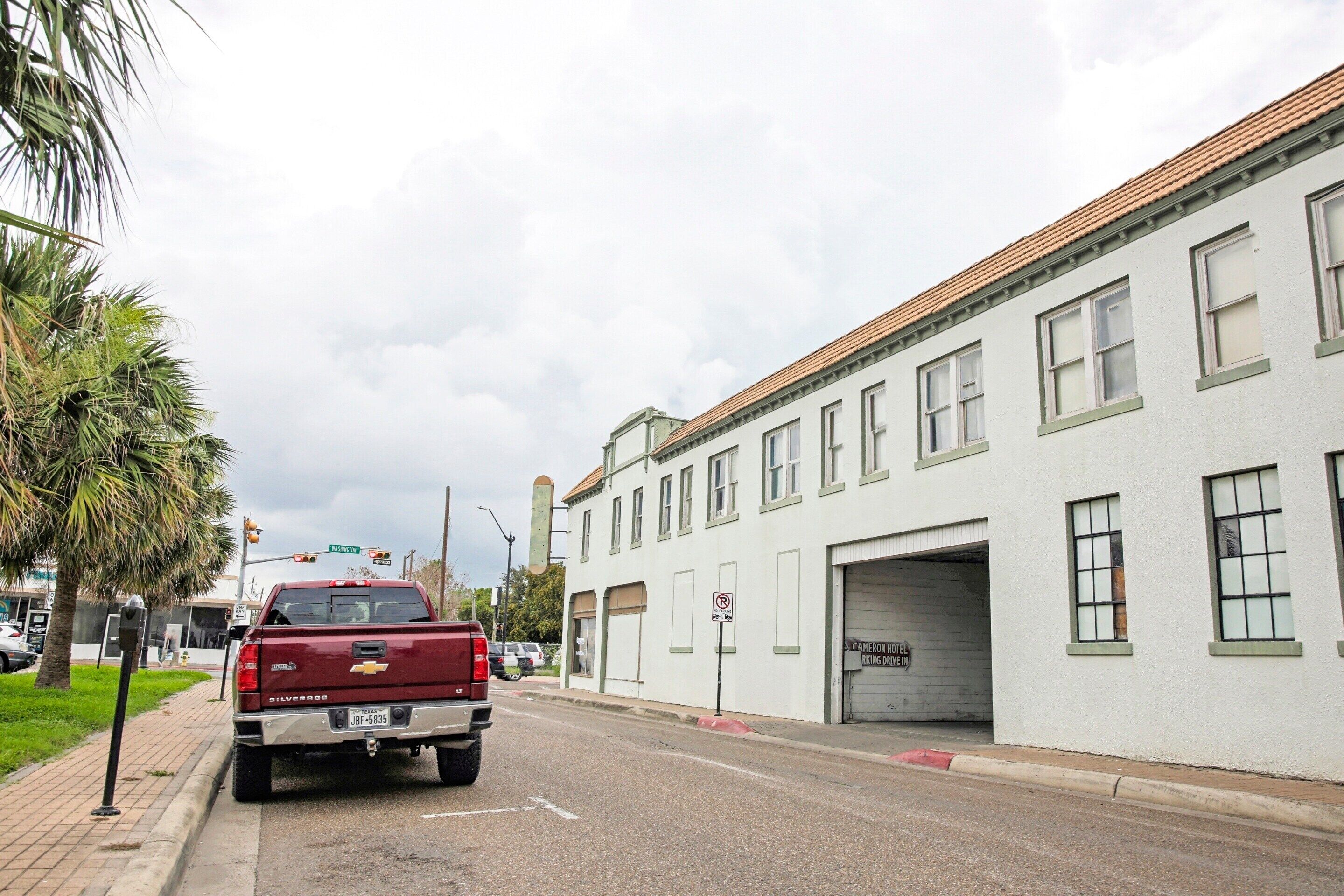 OYO Cameron Historic Hotel Brownsville I-69E