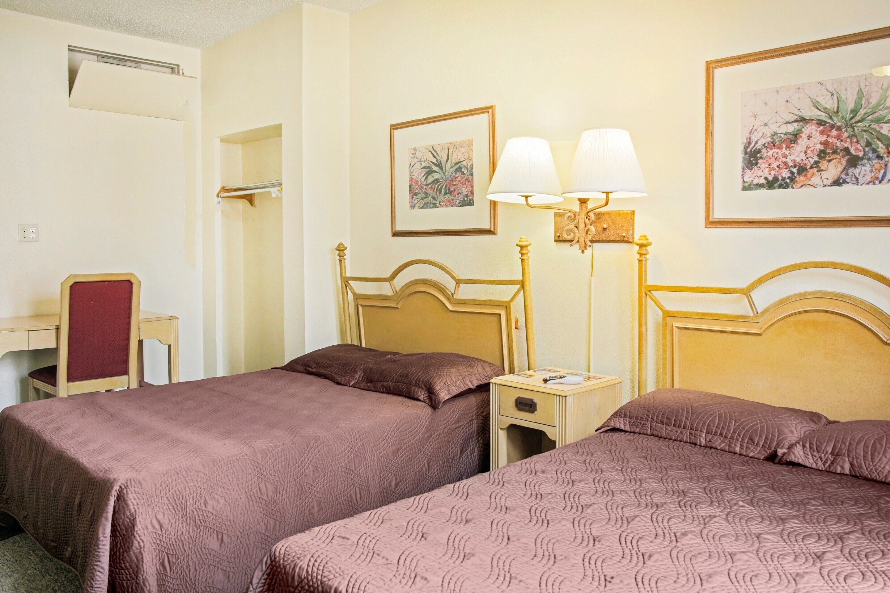 OYO Cameron Historic Hotel Brownsville I-69E