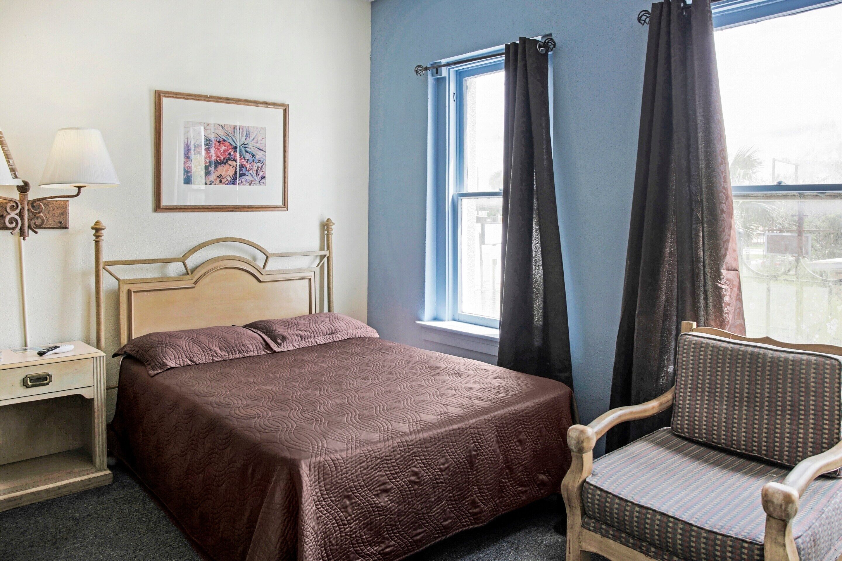 OYO Cameron Historic Hotel Brownsville I-69E