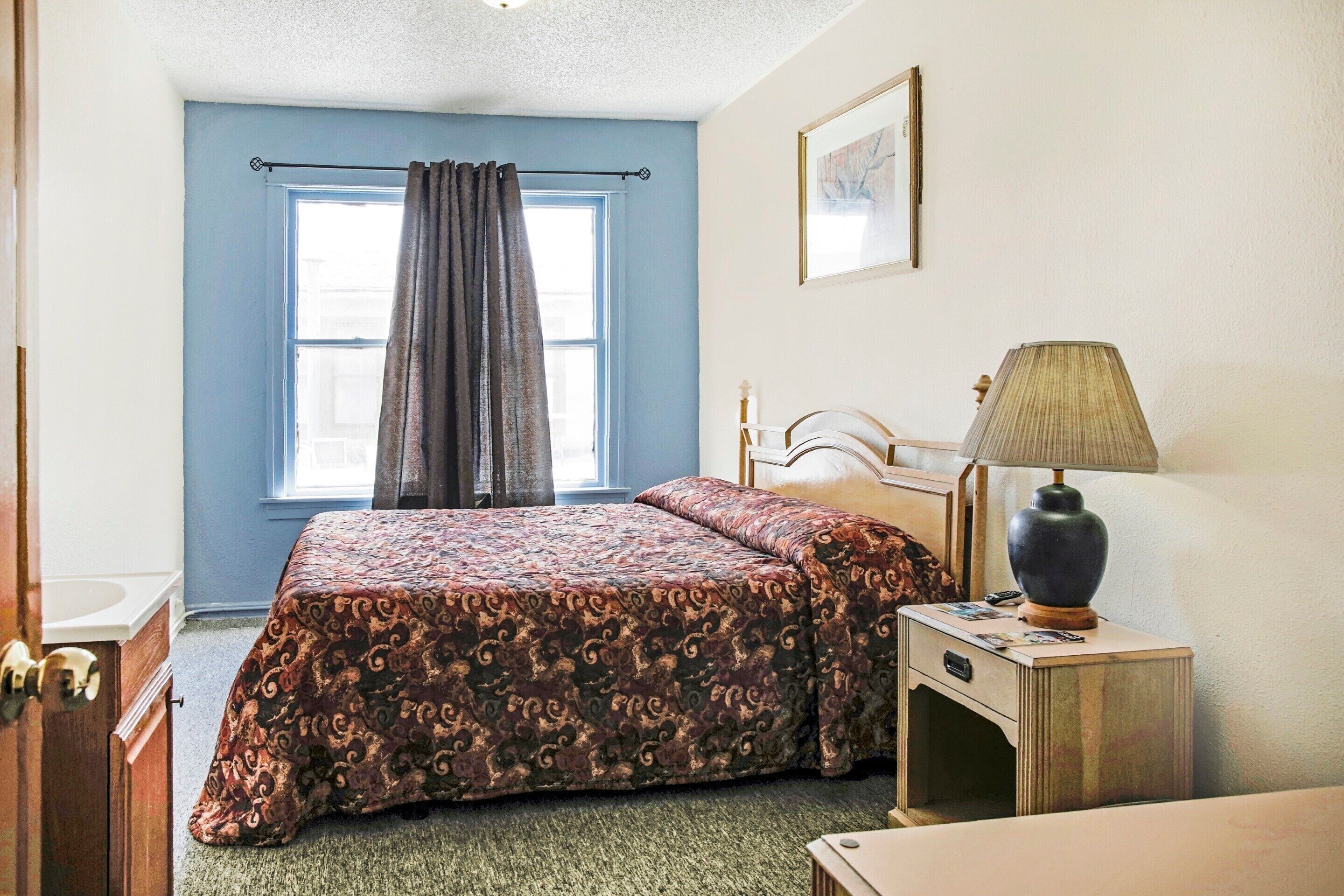 OYO Cameron Historic Hotel Brownsville I-69E