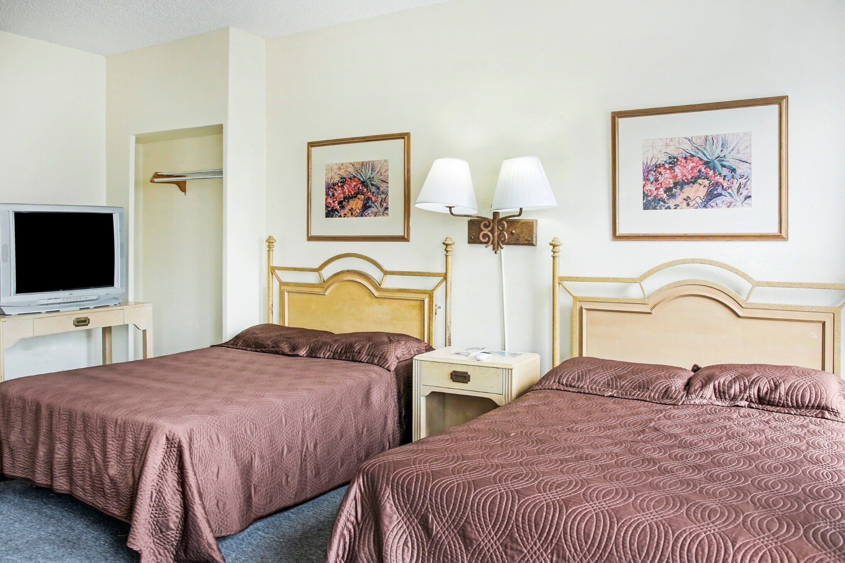 OYO Cameron Historic Hotel Brownsville I-69E