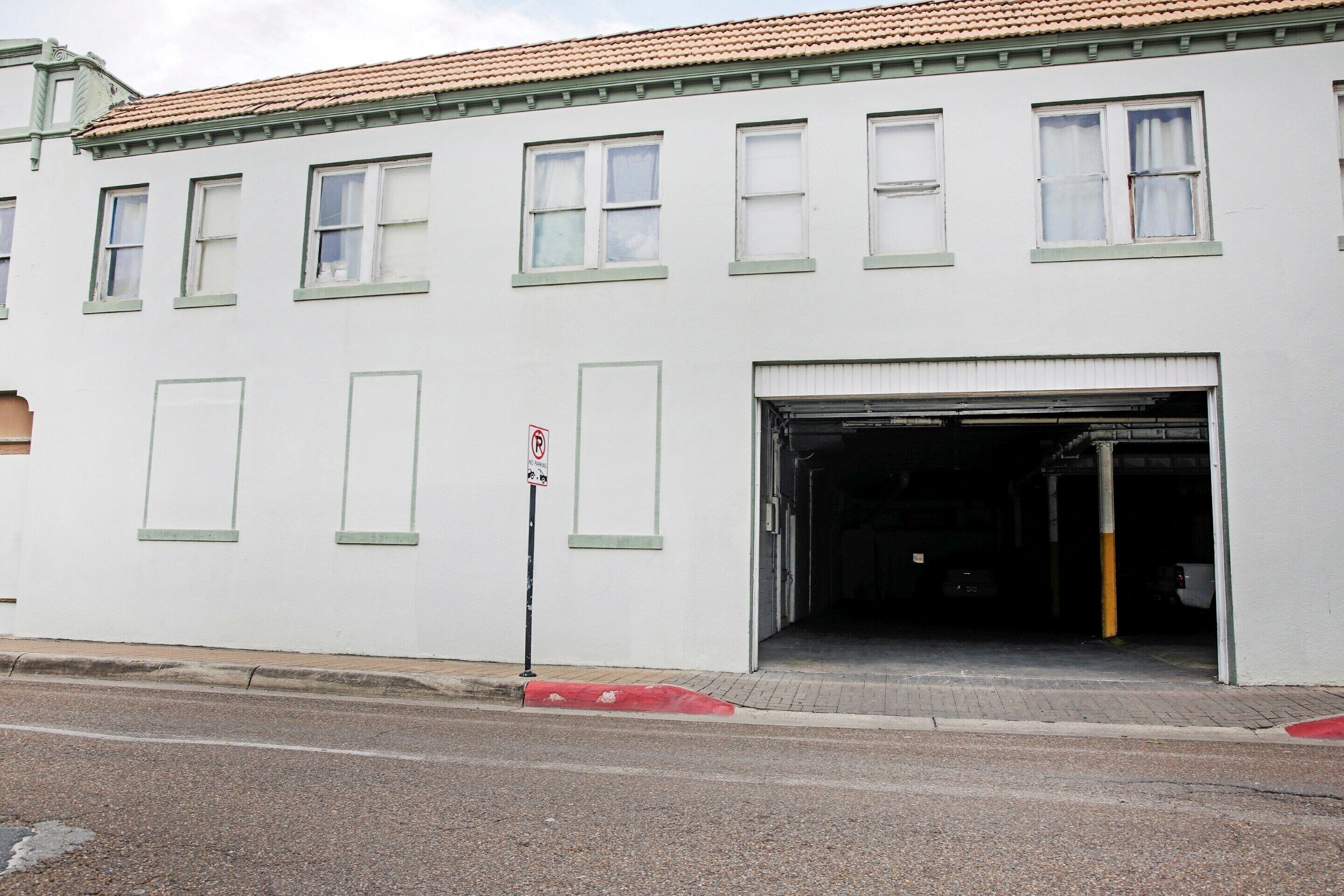 OYO Cameron Historic Hotel Brownsville I-69E