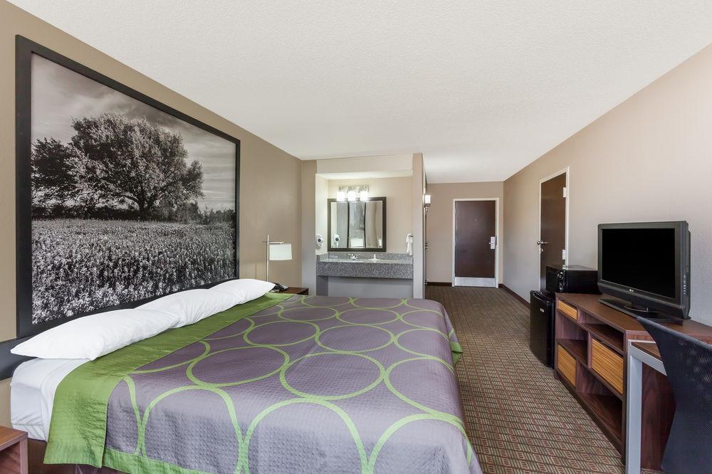 Super 8 by Wyndham Buffalo