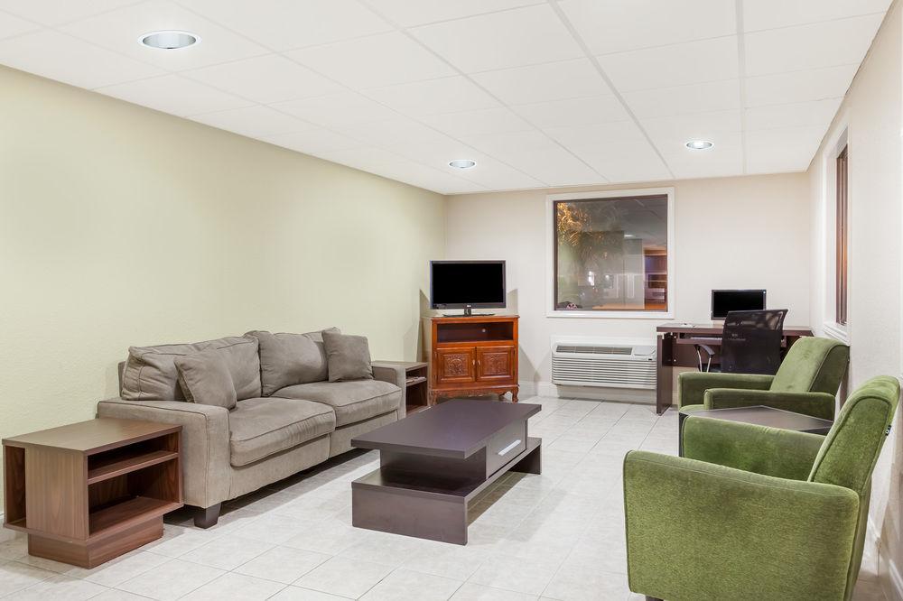 Super 8 by Wyndham Buffalo