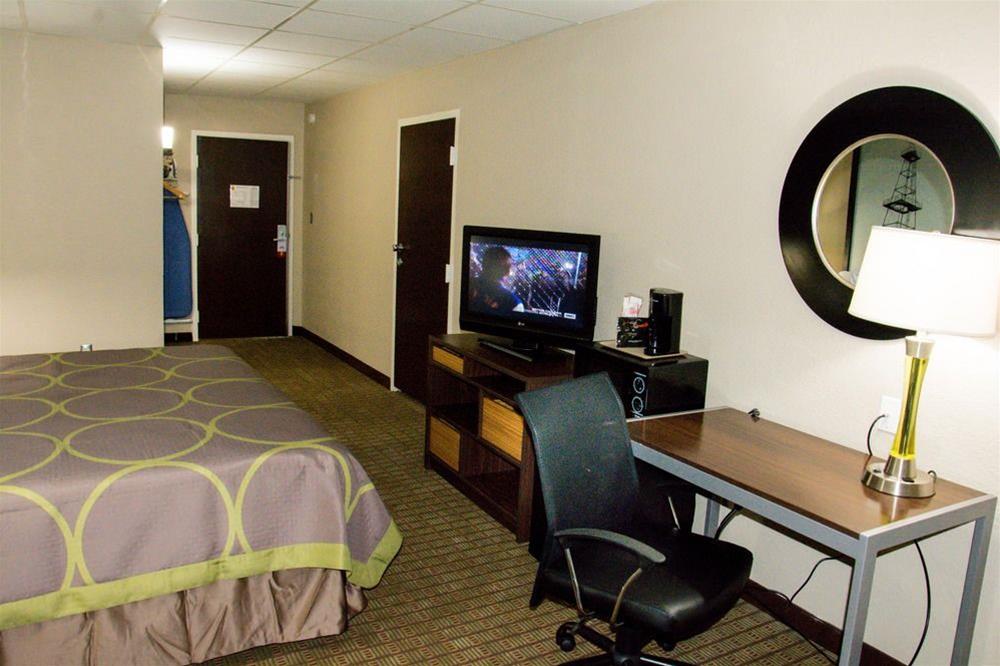 Super 8 by Wyndham Buffalo