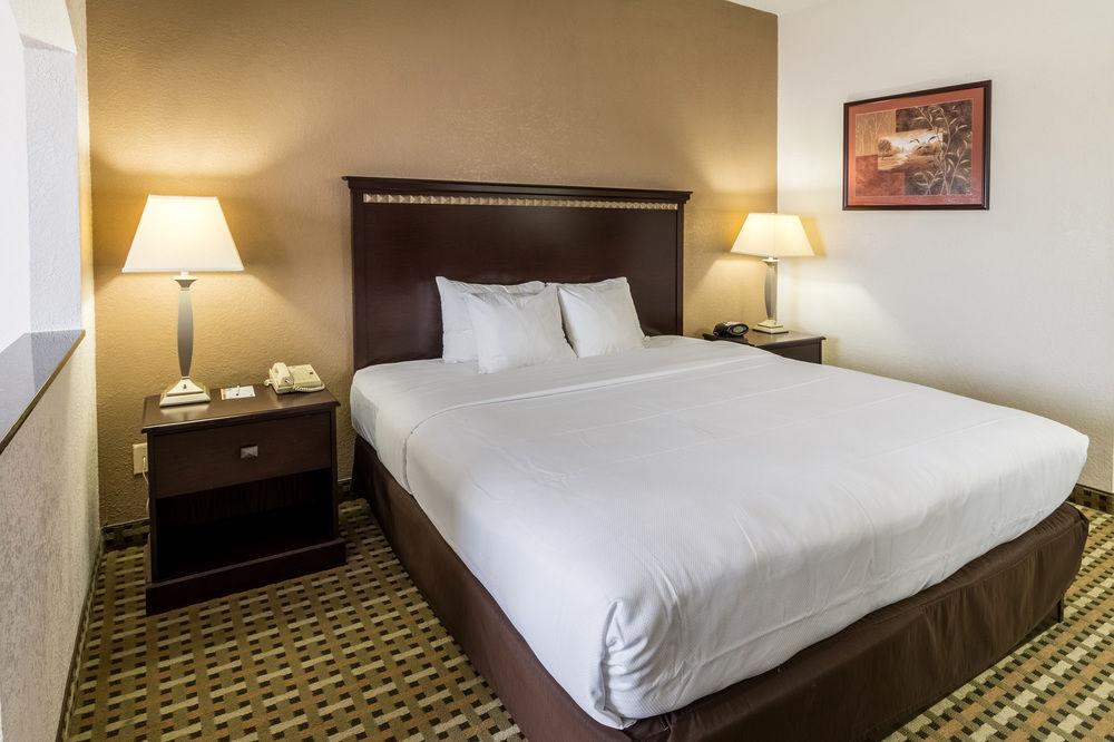 Quality Suites Burleson - Ft. Worth