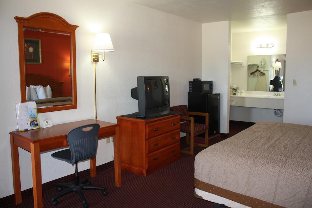 Days Inn by Wyndham Canton