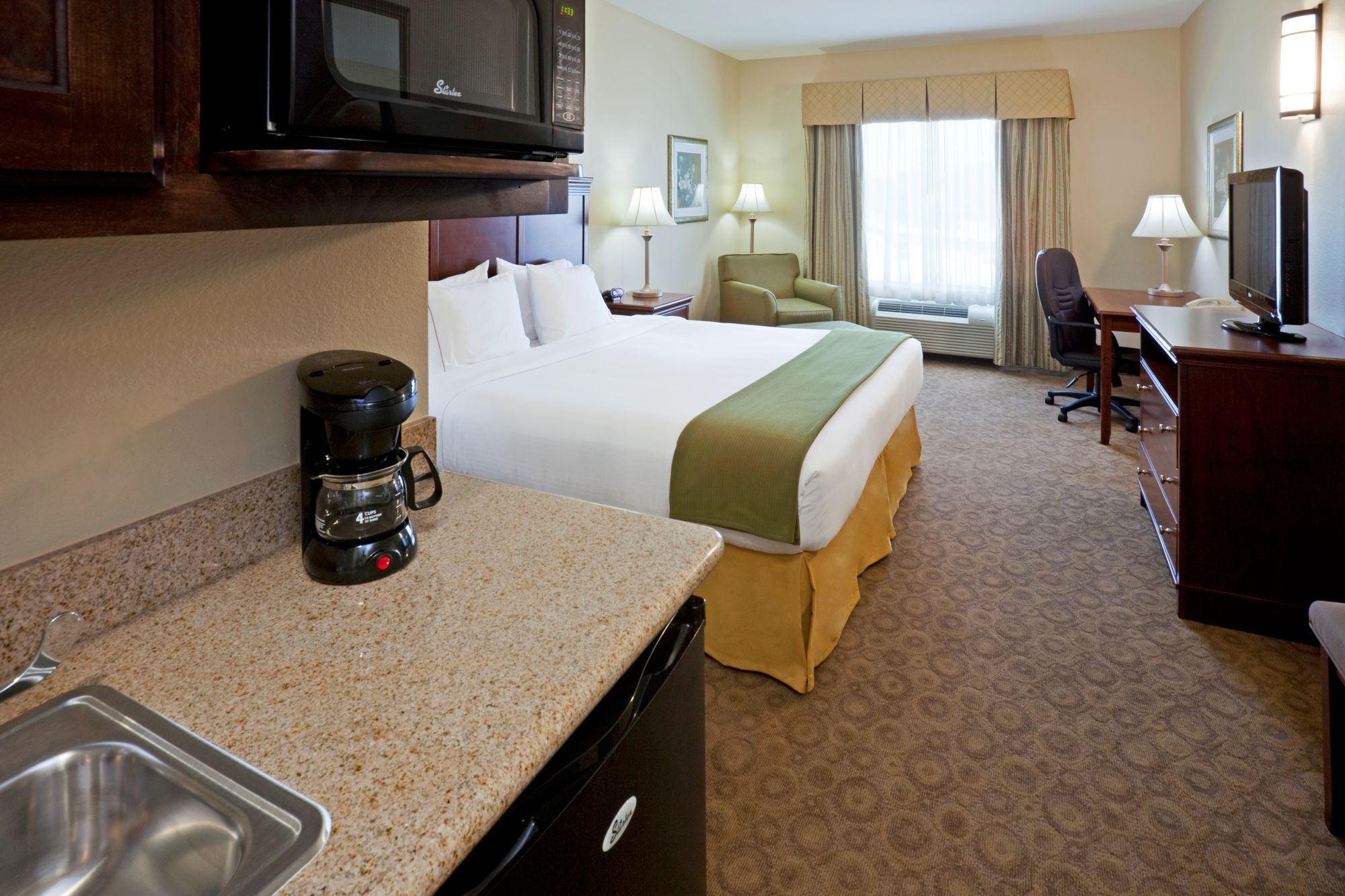 Holiday Inn Express & Suites Dallas Southwest-Cedar Hill, an IHG Hotel