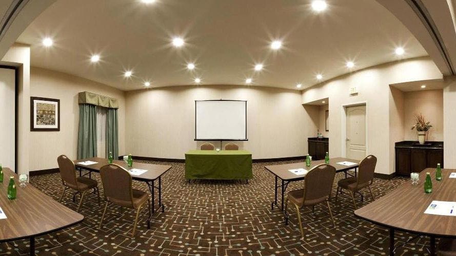 Holiday Inn Express & Suites Dallas Southwest-Cedar Hill, an IHG Hotel