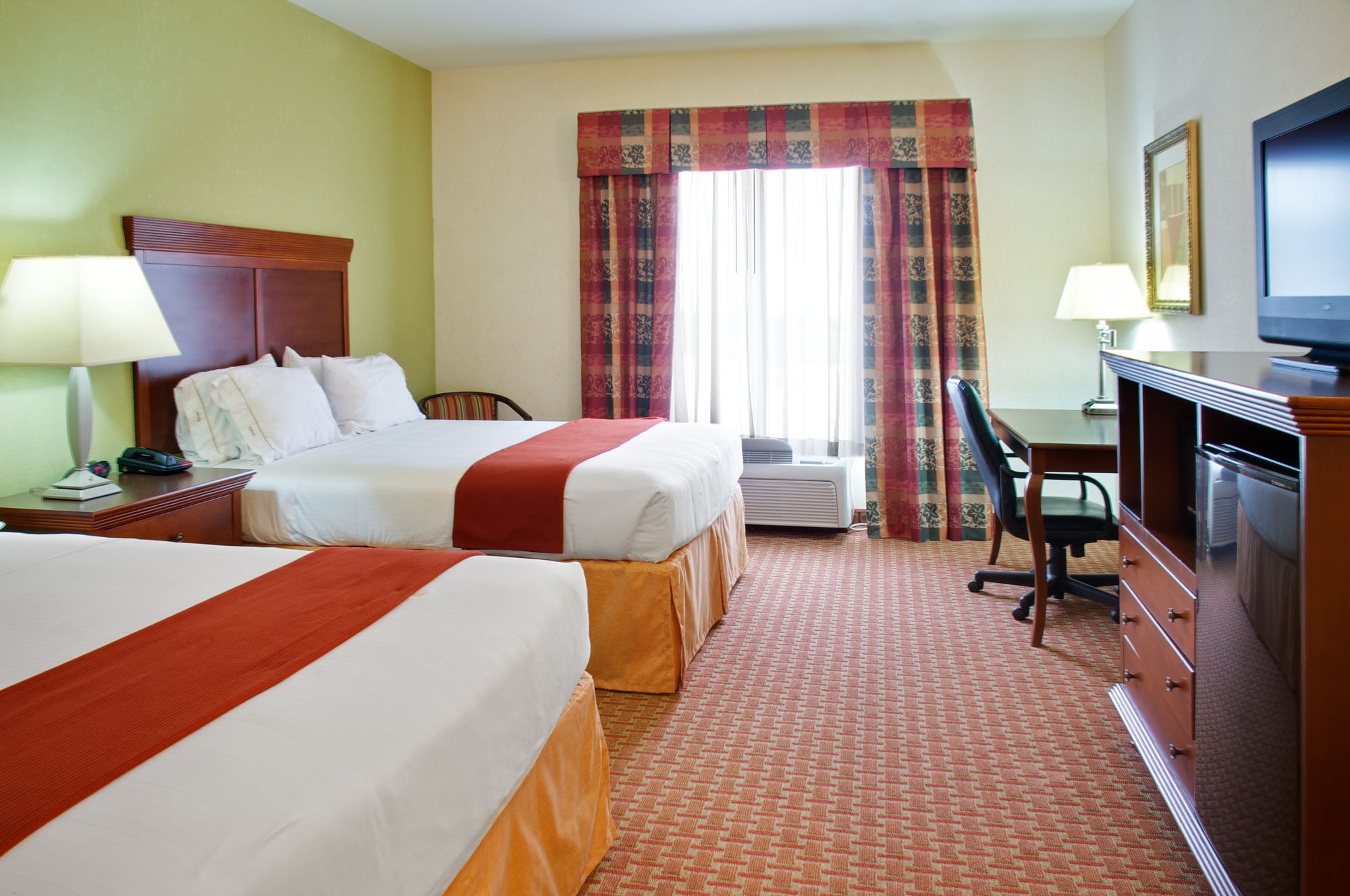 Holiday Inn Express Hotel & Suites Center