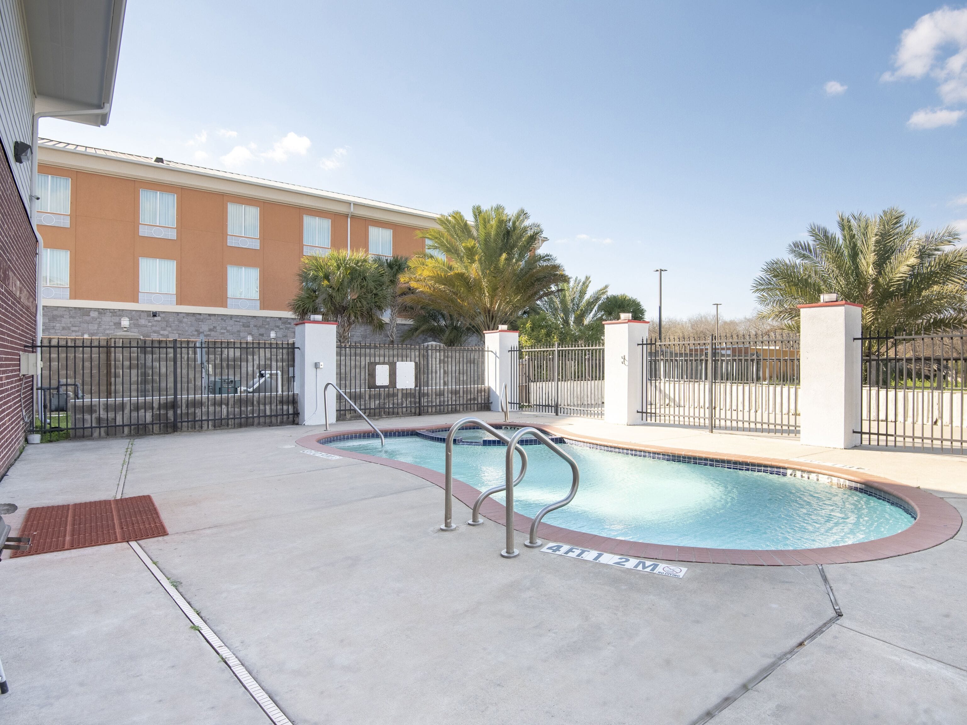 OYO Townhouse Clute Lake Jackson