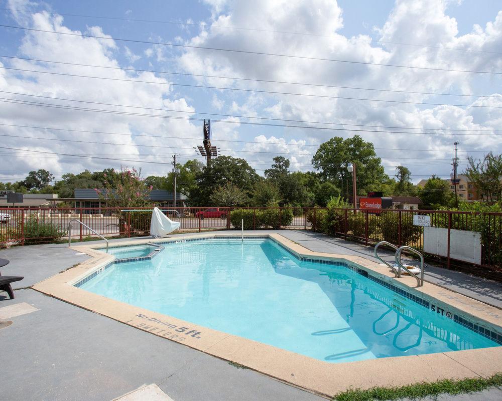 Days Inn by Wyndham College Station University Drive