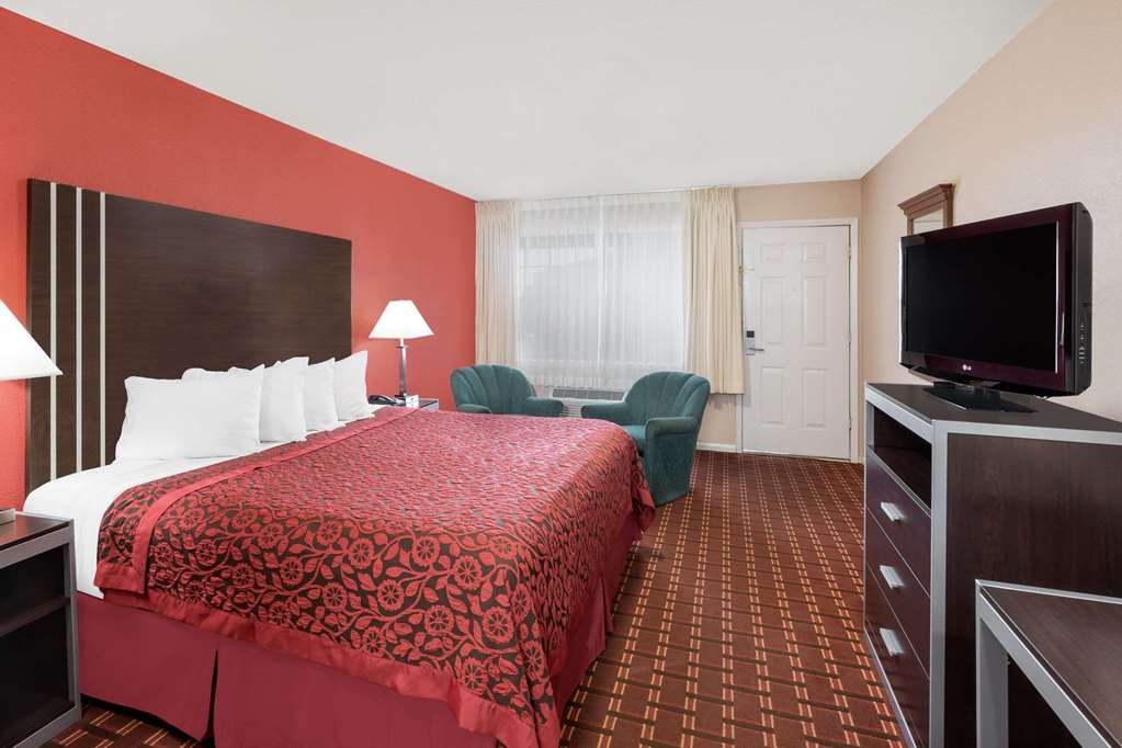 Days Inn by Wyndham College Station University Drive