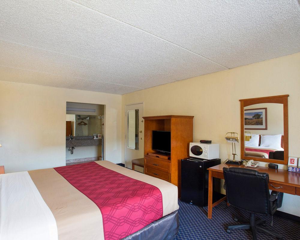 Days Inn by Wyndham College Station University Drive