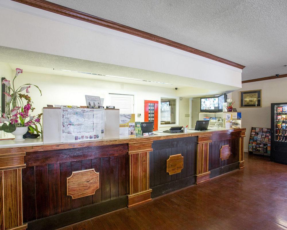 Days Inn by Wyndham College Station University Drive