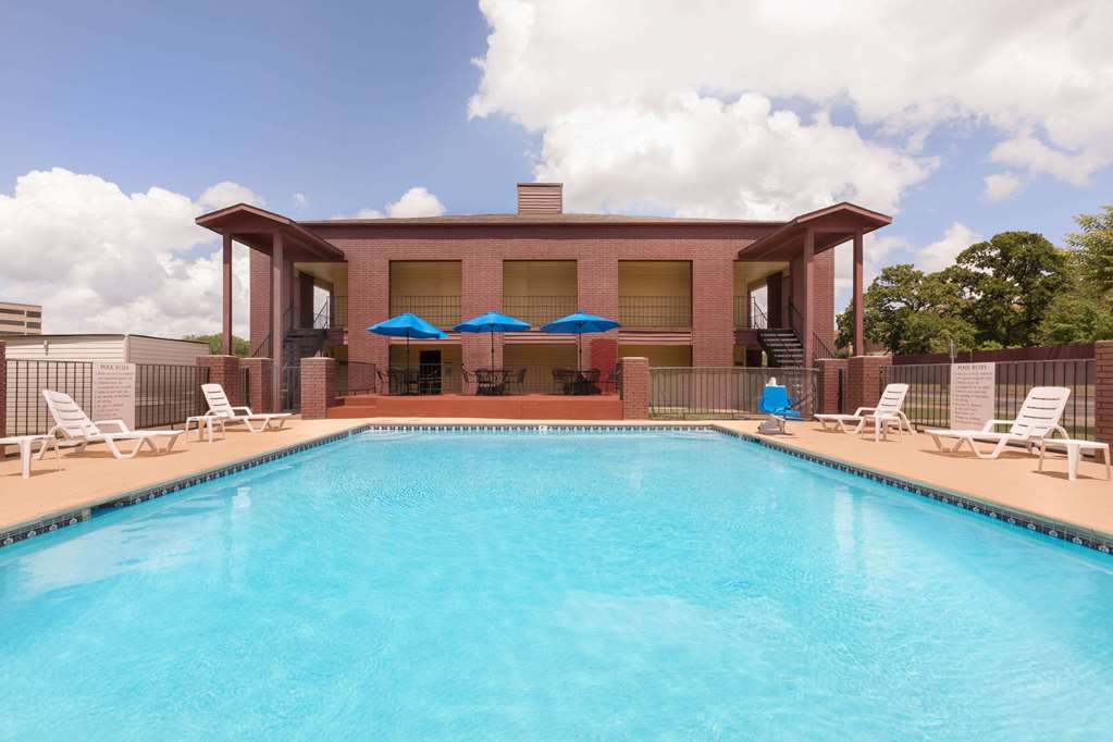 Days Inn by Wyndham College Station University Drive