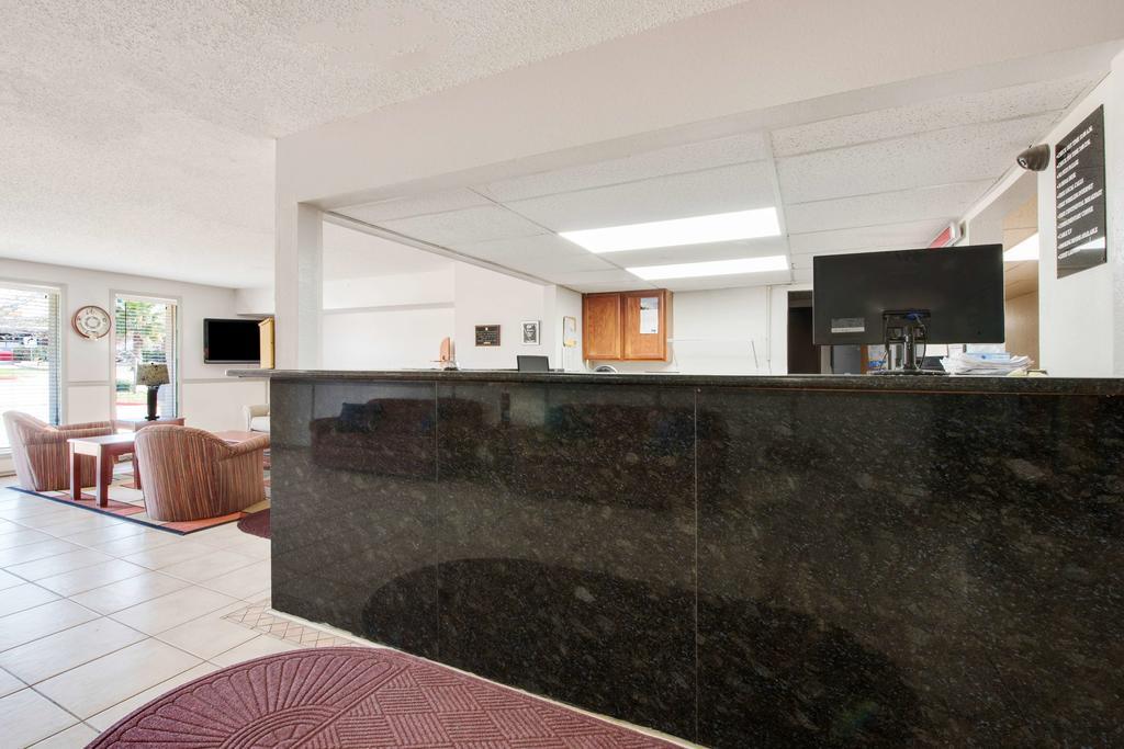 Super 8 by Wyndham College Station