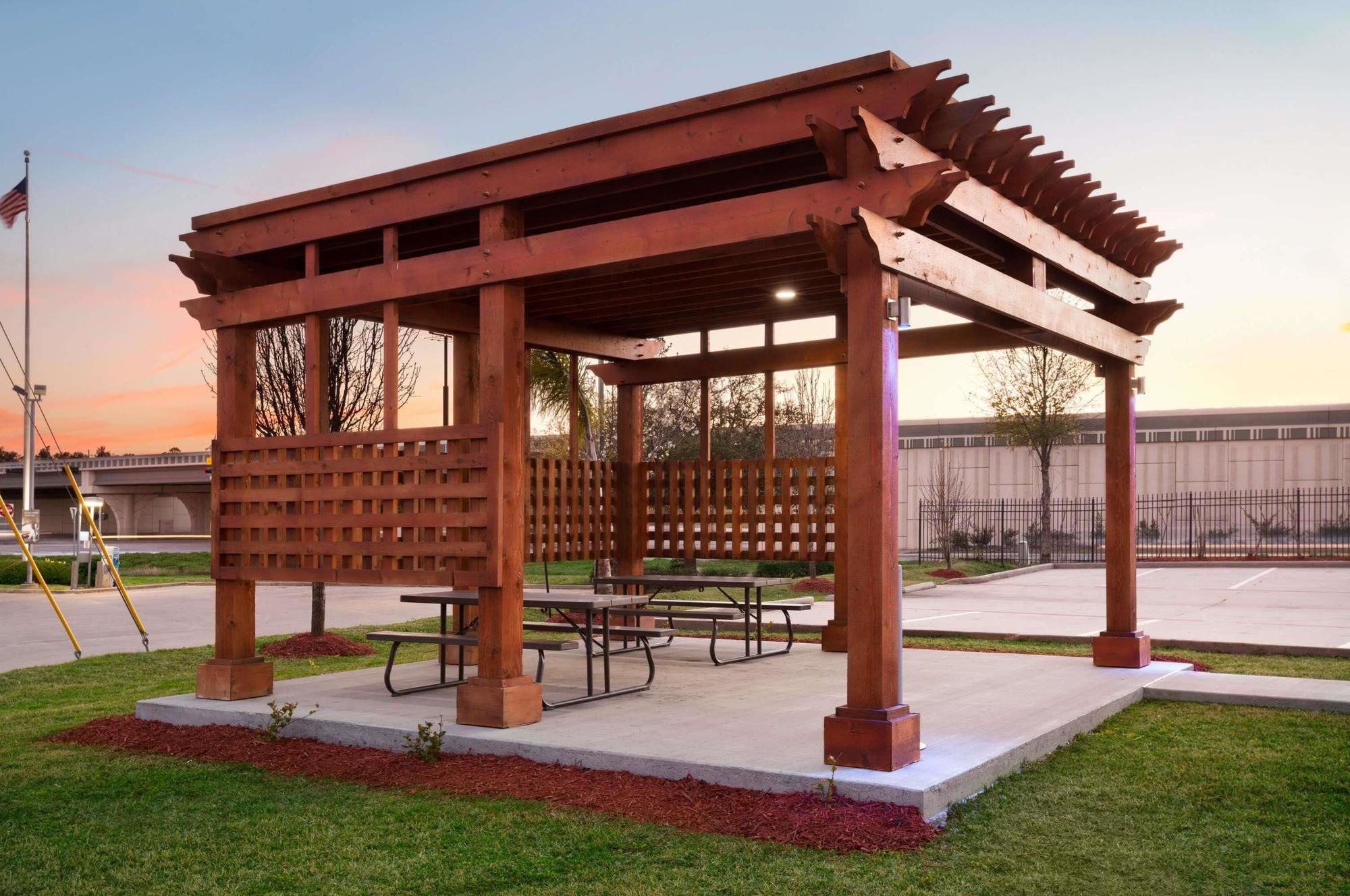 Days Inn & Suites by Wyndham Conroe North