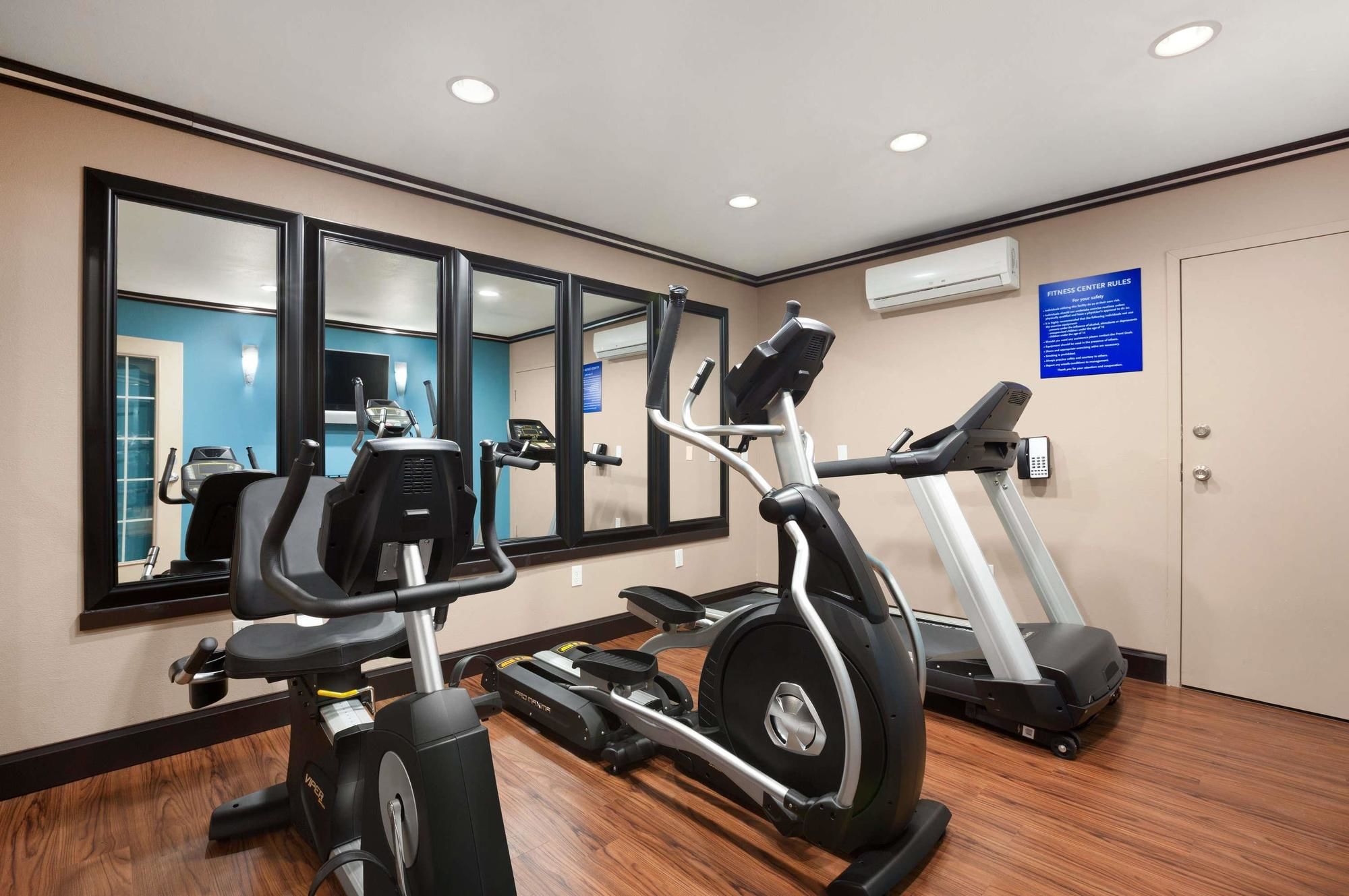Days Inn & Suites by Wyndham Conroe North