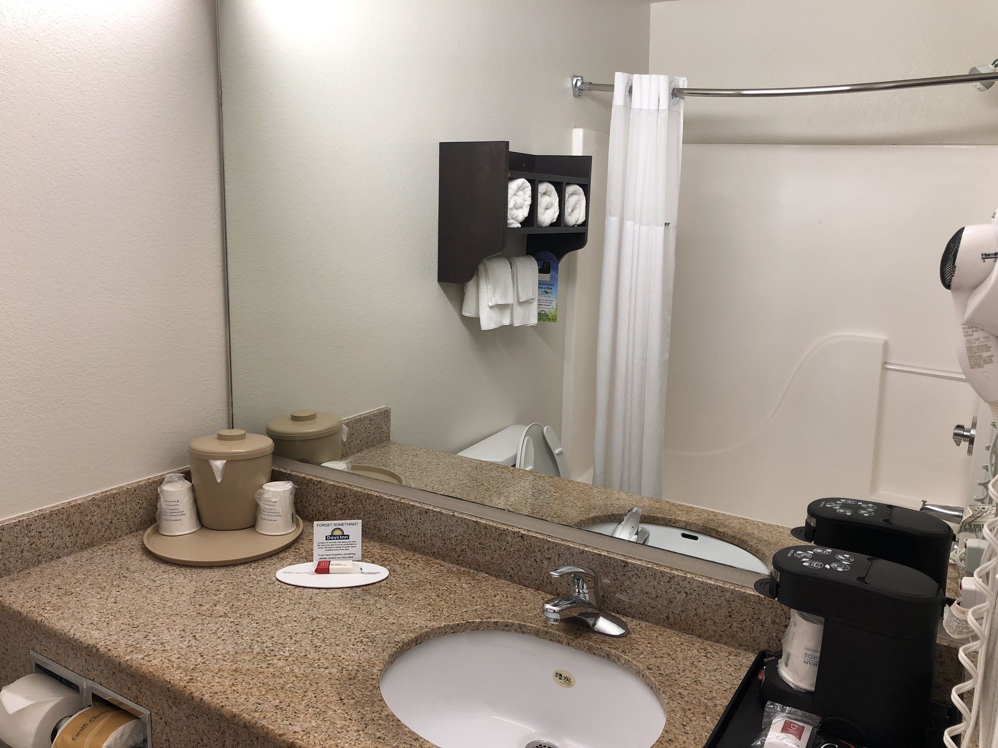 Days Inn & Suites by Wyndham Conroe North