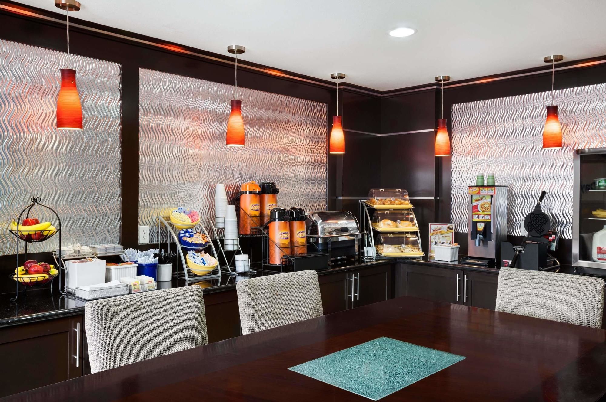 Days Inn & Suites by Wyndham Conroe North