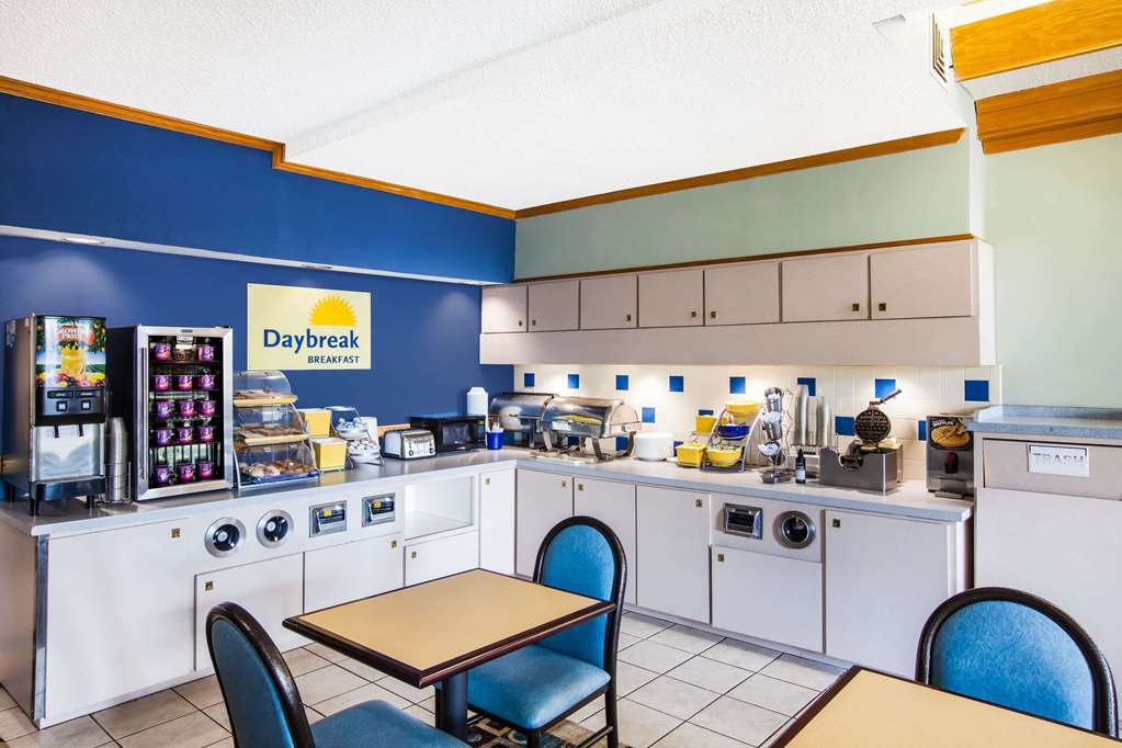 Days Inn & Suites by Wyndham Corpus Christi Central