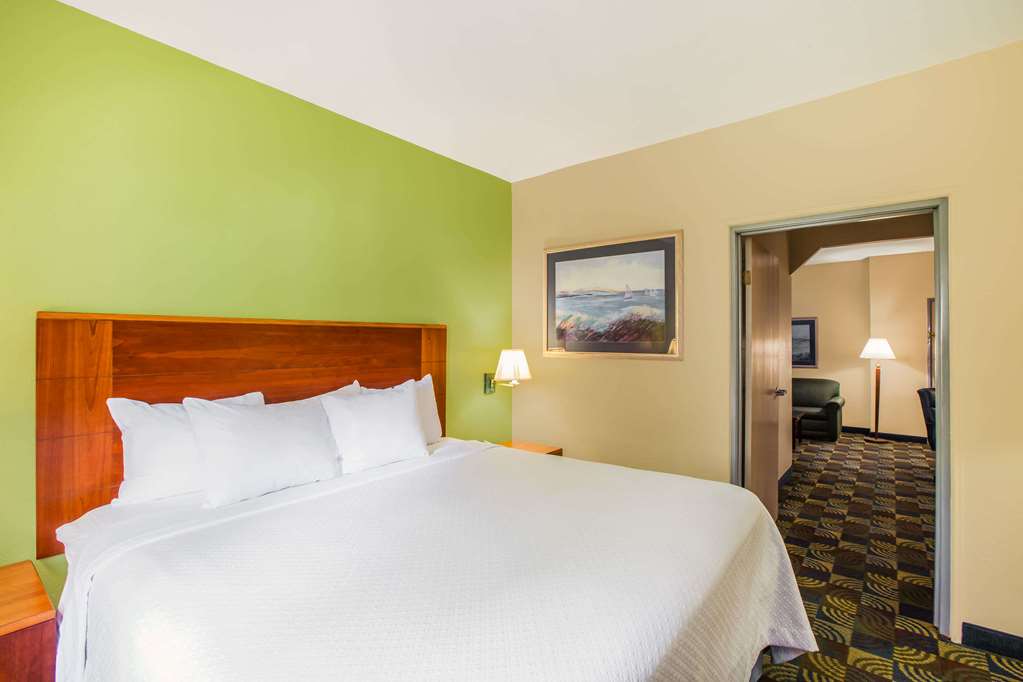Days Inn & Suites by Wyndham Corpus Christi Central