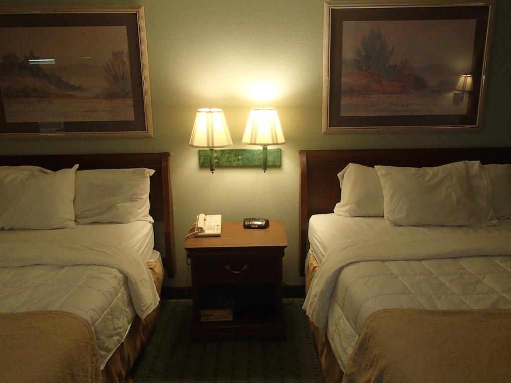 Days Inn & Suites by Wyndham Corpus Christi Central