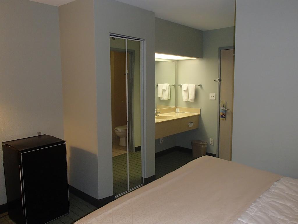 Days Inn & Suites by Wyndham Corpus Christi Central