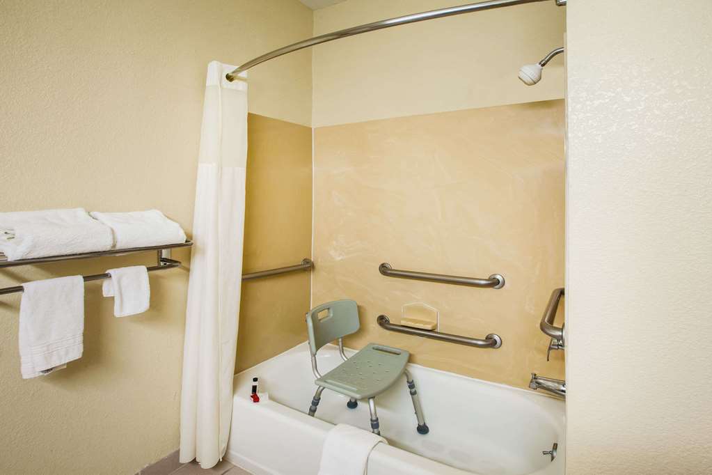 Days Inn & Suites by Wyndham Corpus Christi Central