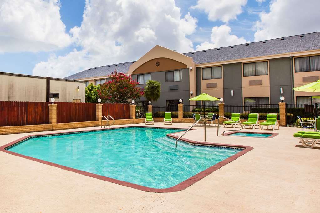 Days Inn & Suites by Wyndham Corpus Christi Central
